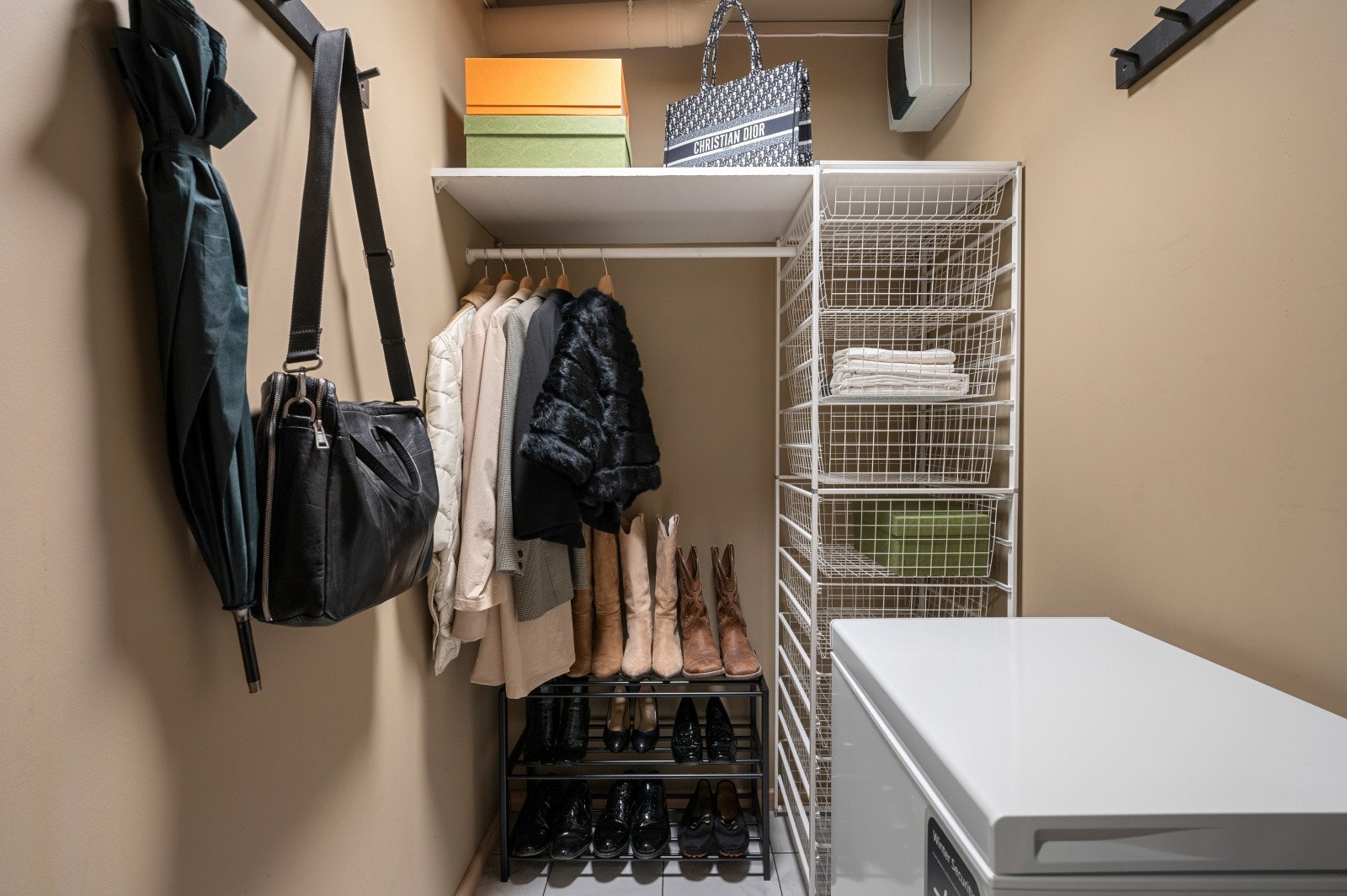 Bod med plass til fryser og kleshyller og oppheng. Galleribilde