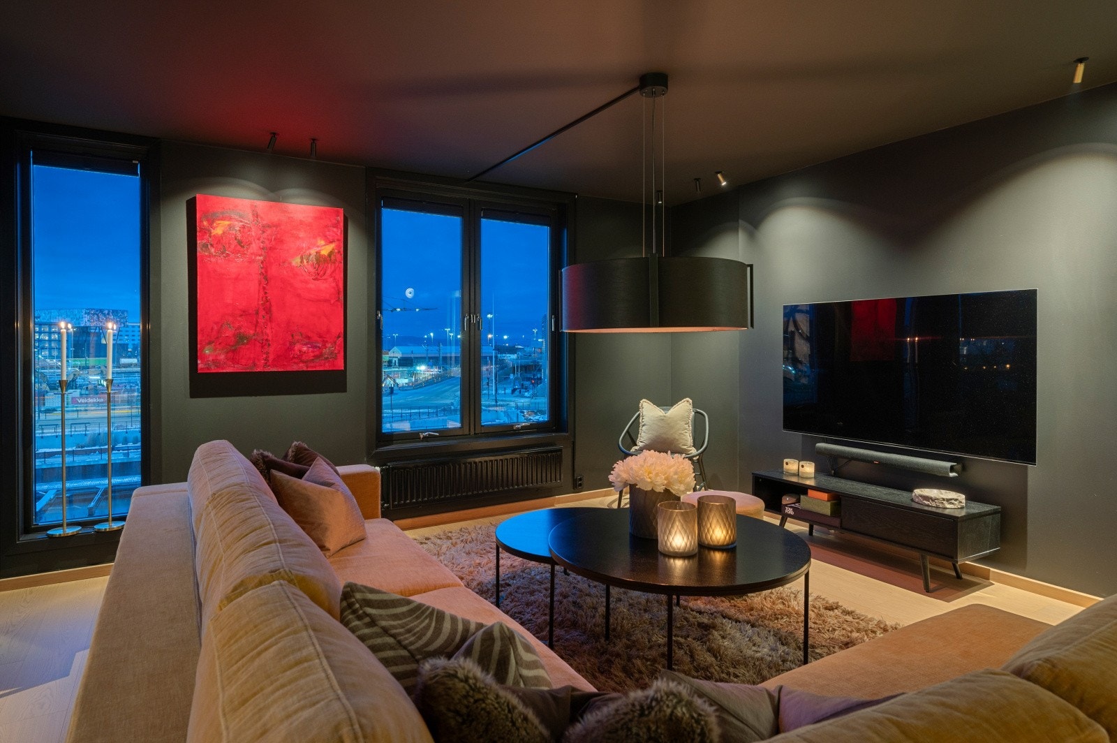 God plass til en god sofagruppe og TV-krok. Galleribilde