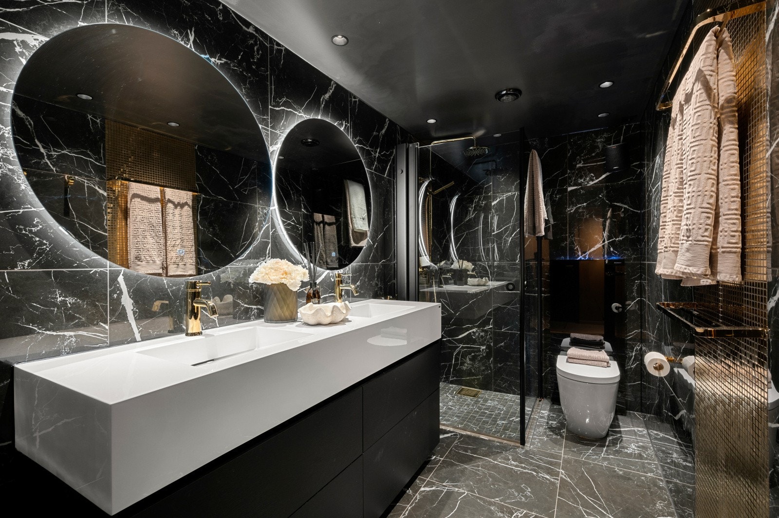 Moderne flislagt baderom med utsøkte detaljer. Galleribilde