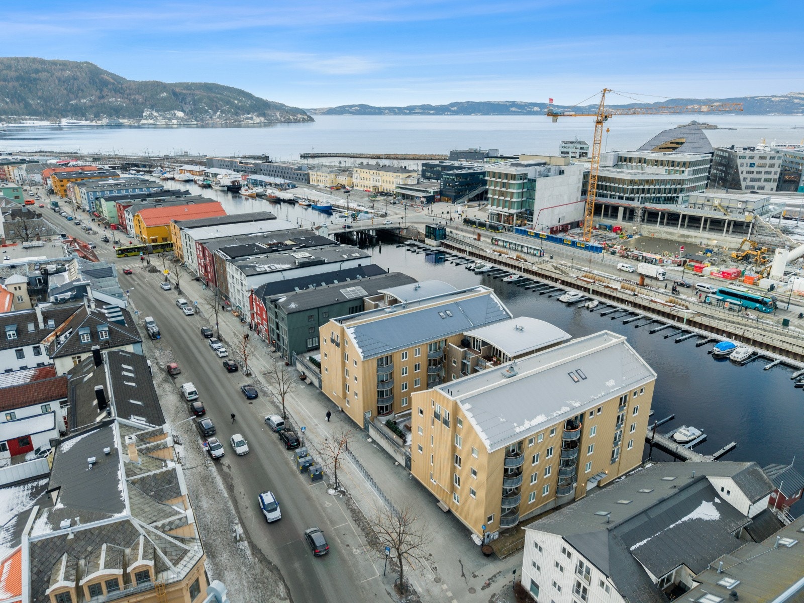 5 minutters gangavstand til Trondheim sentralstasjon med hyppige togavganger og flybuss til Trondheim lufthavn. Galleribilde