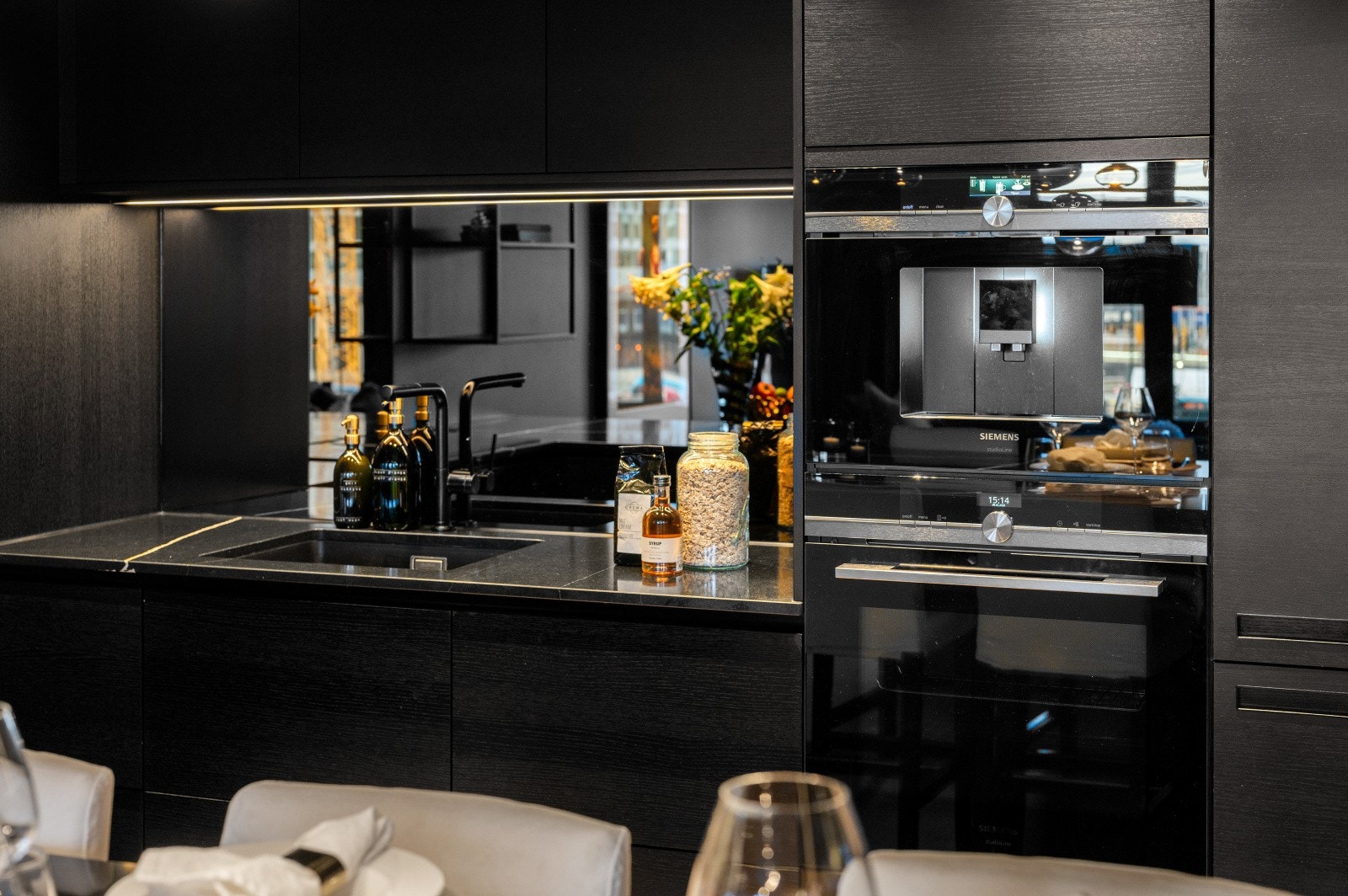 Elegant kjøkken med steinplate fra Eide Stein på Nordmøre Galleribilde