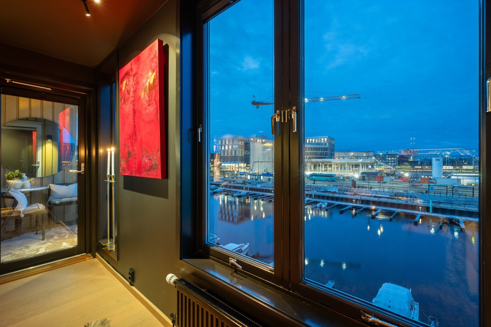 Gode vindusflater mot kanalen og utsikt til Trondheim sentralstasjon i vest og Solsiden i øst. Galleribilde