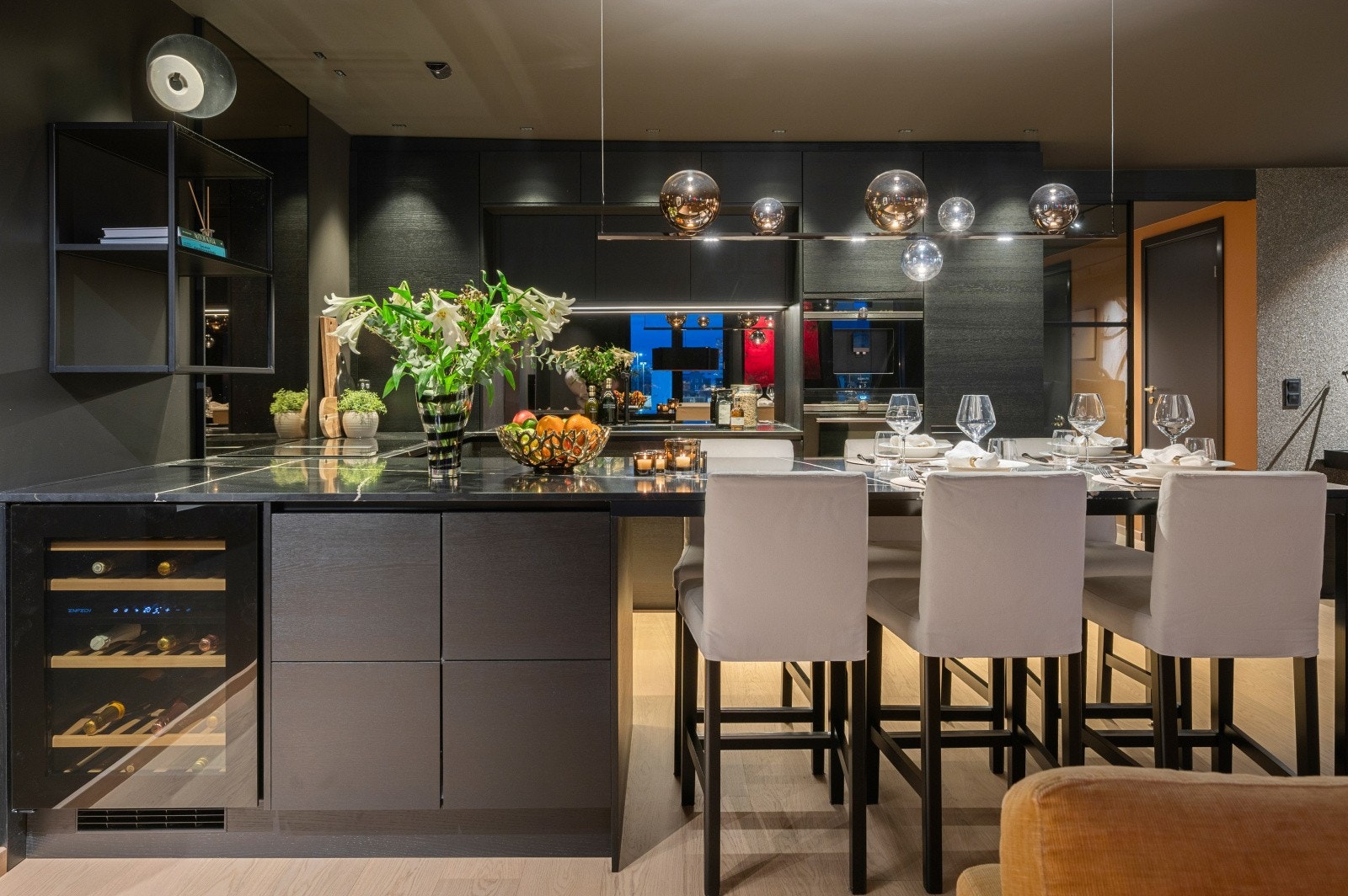 En stor spiseplass i "hjertesonen" mellom kjøkken og stue. Vinskapet rett ved. Galleribilde