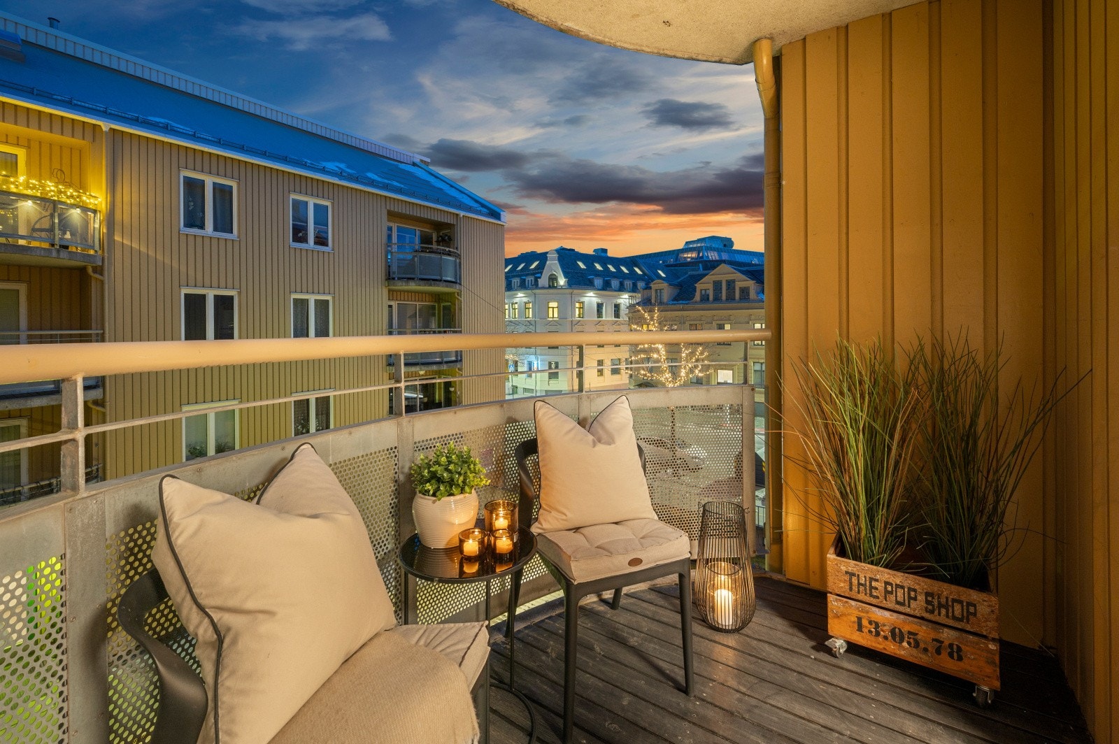 Balkong utenfor soverom 2 med formiddagssolen. Galleribilde