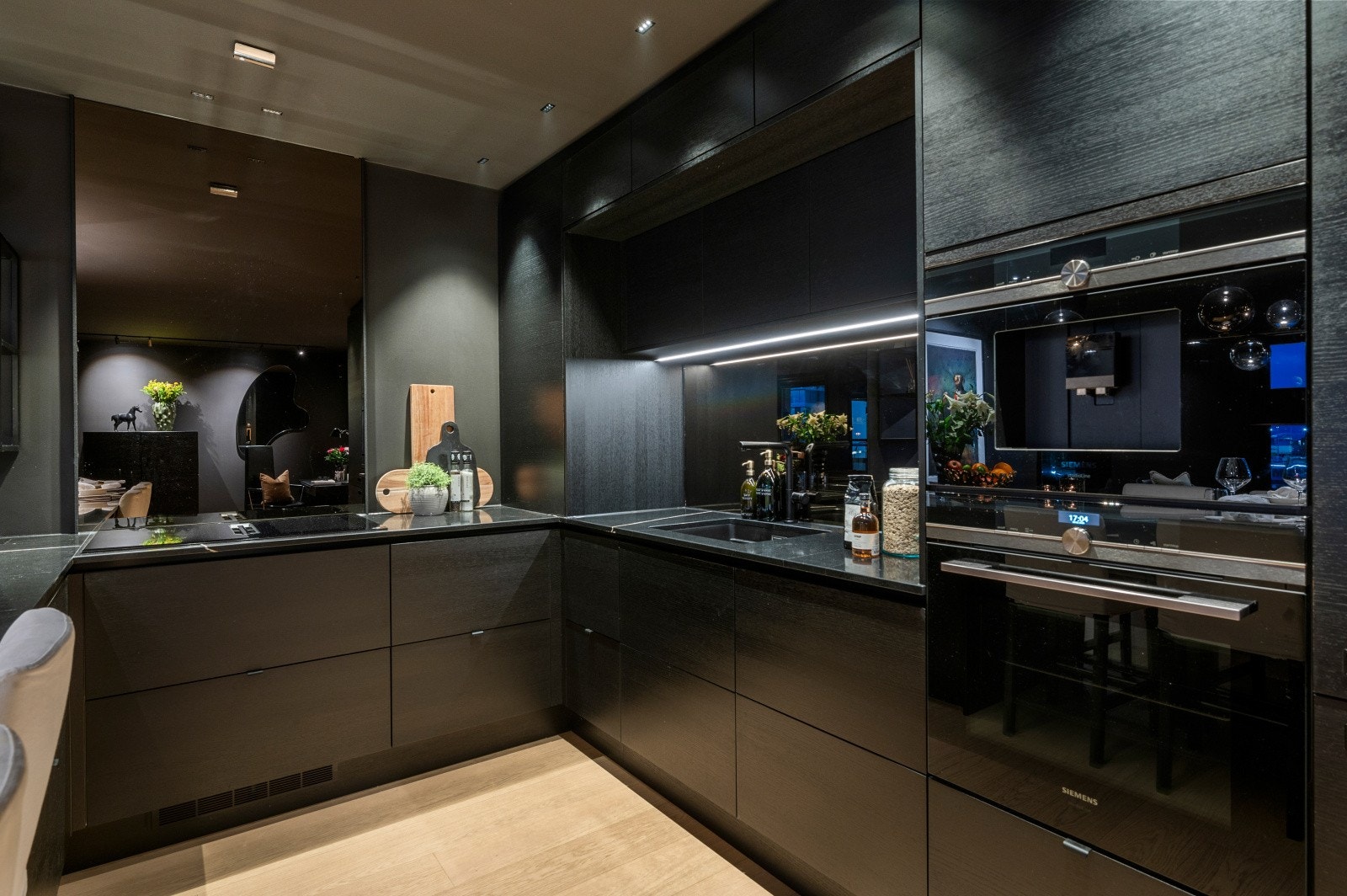 Elegant Svane kjøkken med integrerte hvitevarer fra Siemens som feks. kaffemaskin, komfyr, oppvaskmaskin, induksjonstopp med ventilator(kullfilter). Galleribilde