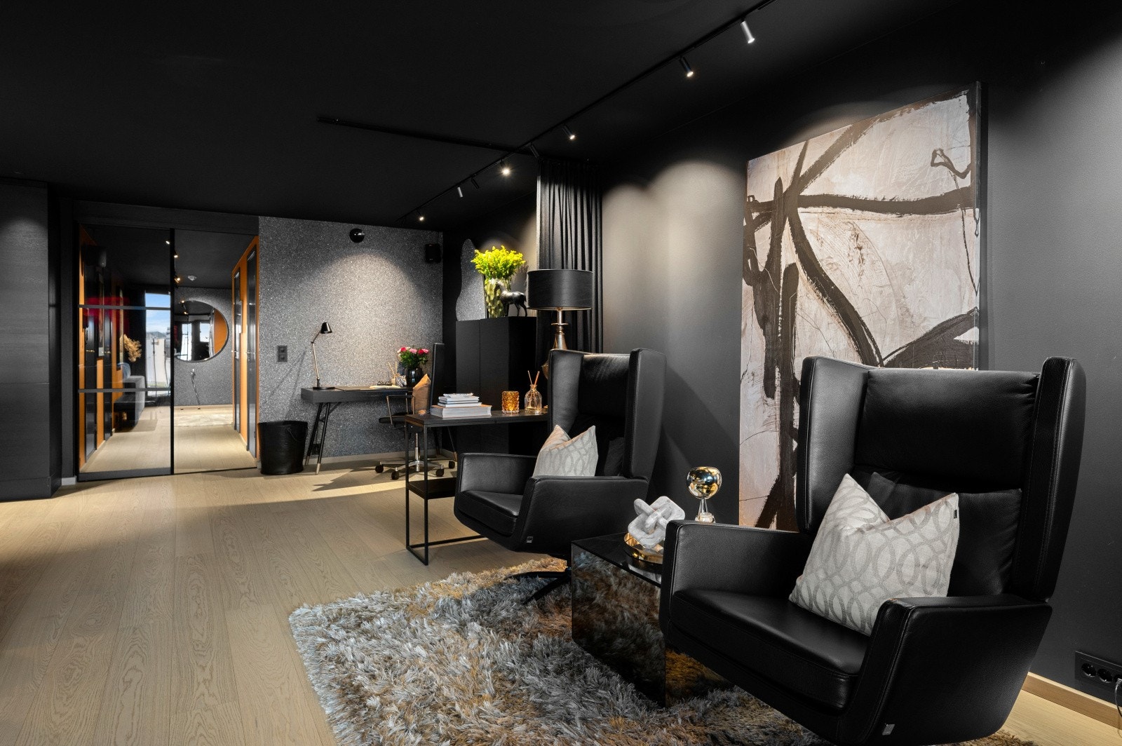 Delikat stue med plass til flere sittegrupper. Galleribilde