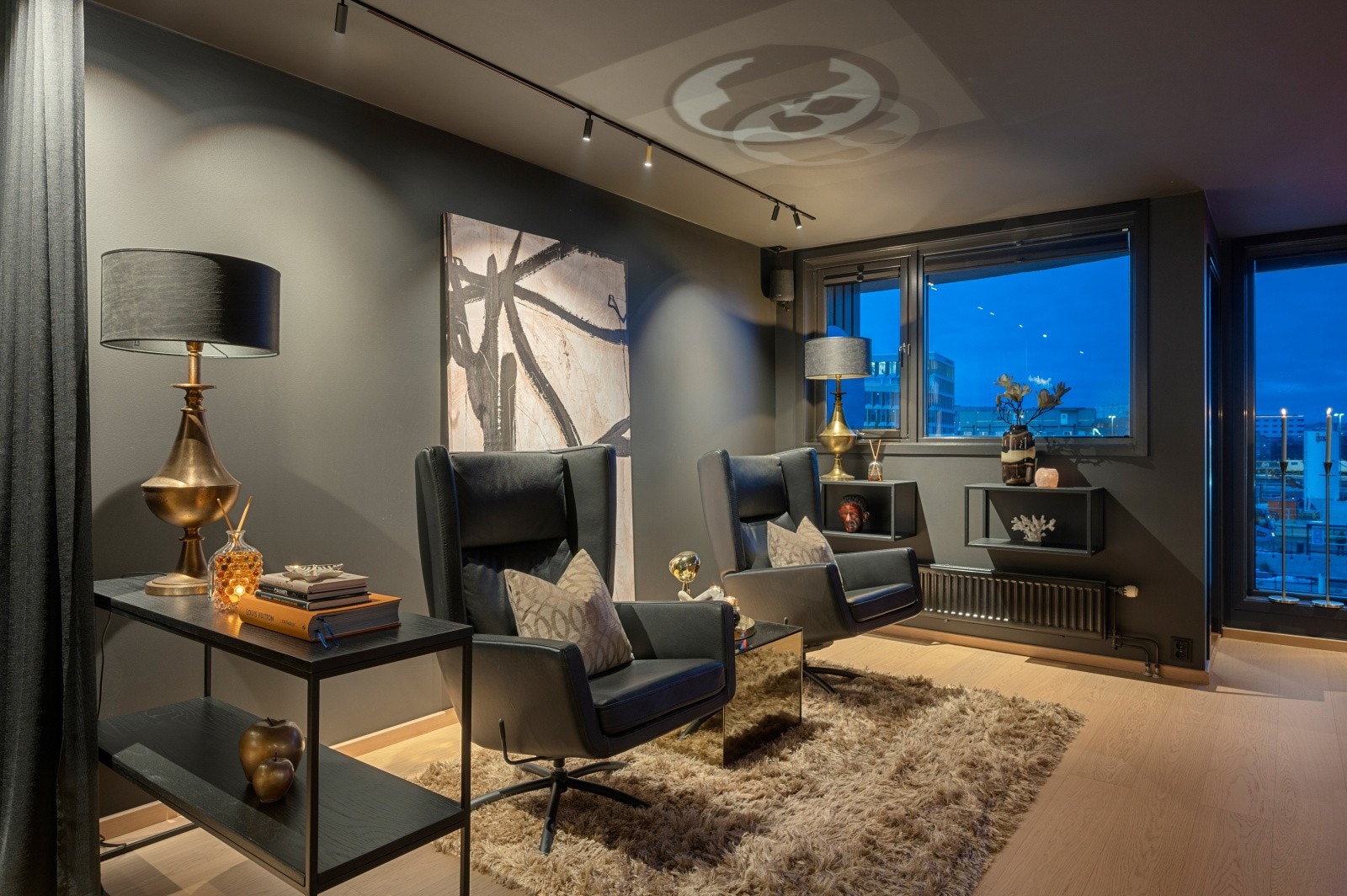 Lekre detaljer med lysskinner fra Stokkan lys over lesekroken Galleribilde