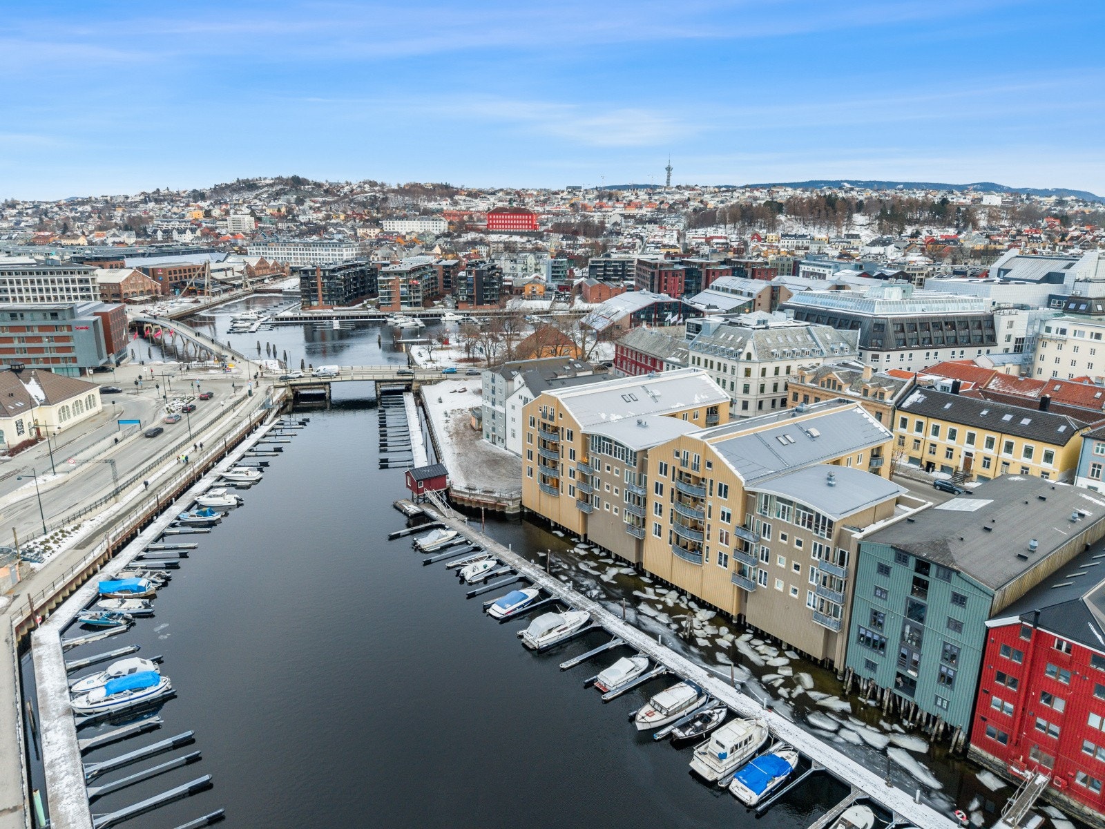 I hjertet av Trondheim er det gåavstand til "alt" man trenger, og den som søker det maritime livet, så er det muligheter for å leie båtplass. Galleribilde