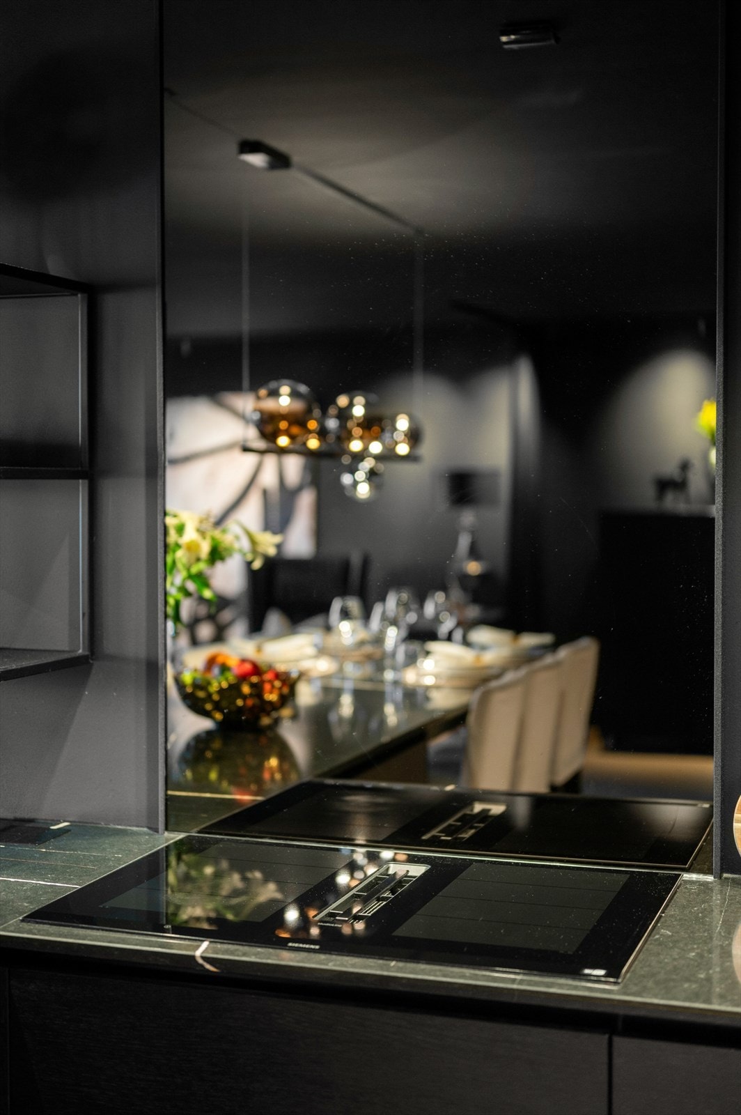 Induksjonstopp med nedfelt avtrekk(kullfilter) og speil veggplate. Galleribilde