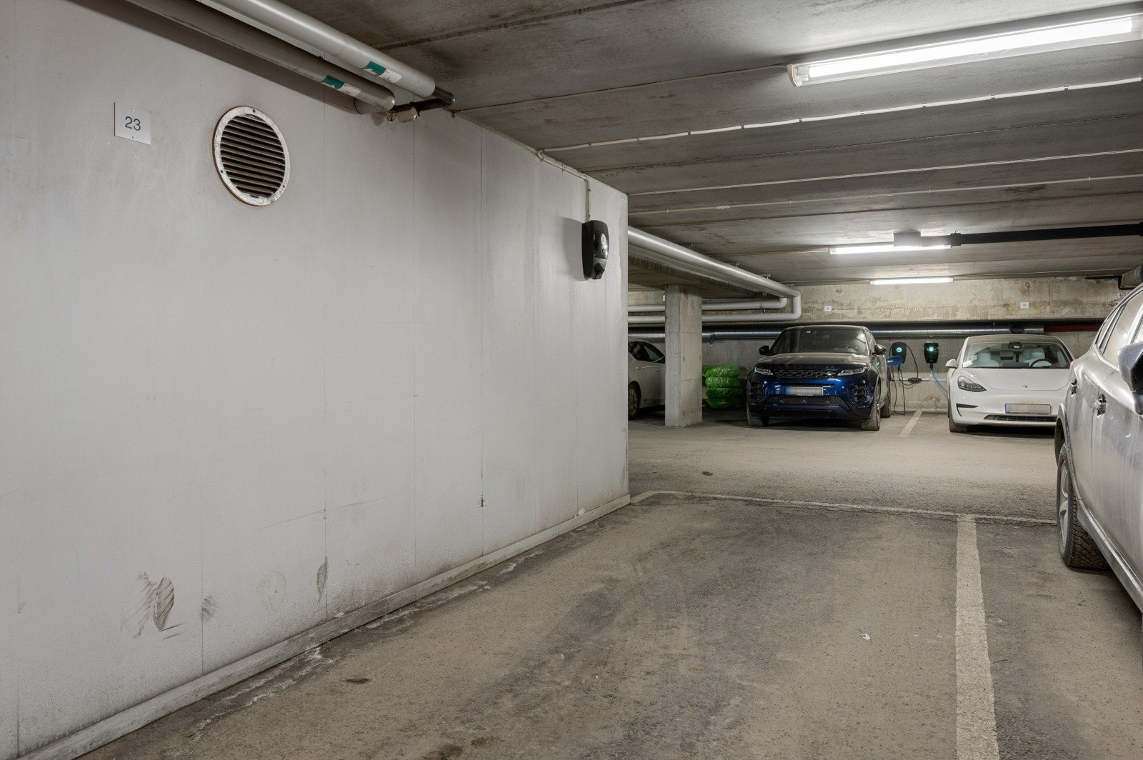 Garasjeplass med lader for el-bil. Heis fra garasje og opp til 3. etasje. Galleribilde