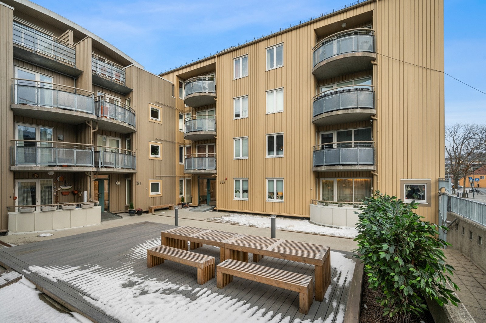 Felles, solrikt og oppgradert atrium med sitteplasser og beplantning. Galleribilde