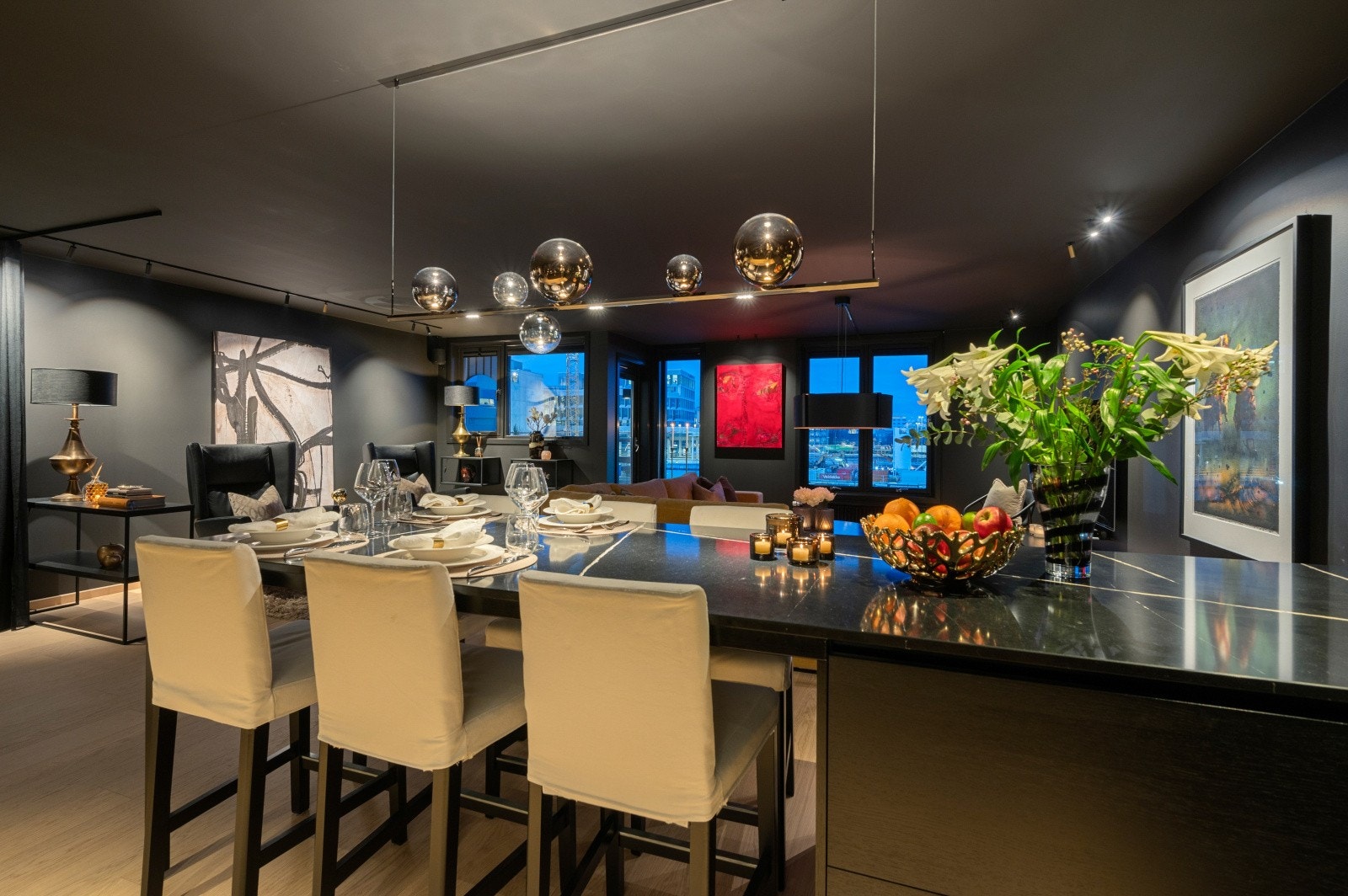 En stor spiseplass sentralt plassert, i "hjertesonen" mellom kjøkken og stue. Galleribilde