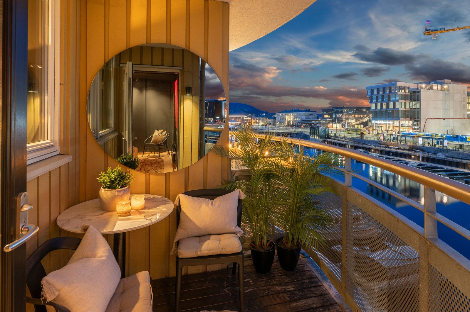 Koselig veranda med sittegruppe og utsikt over kanalen. Galleribilde