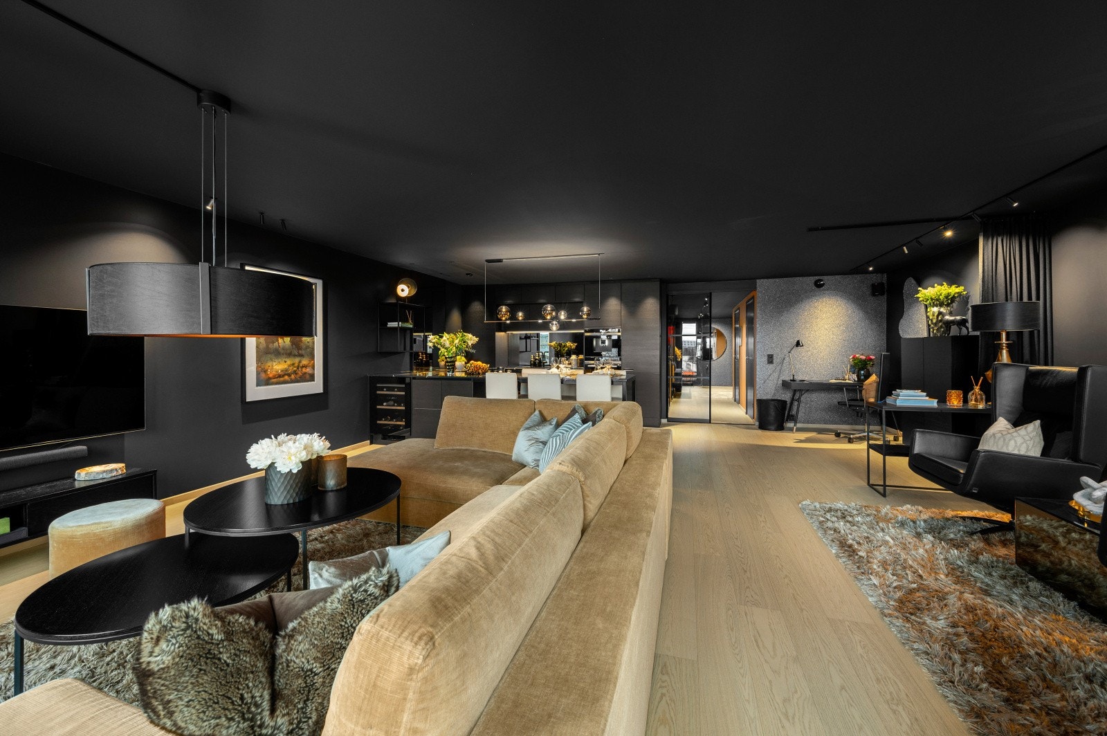 Lekker og romslig stue med duse og mørke farger, som gir en behagelig og avslappende atmosfære. Galleribilde