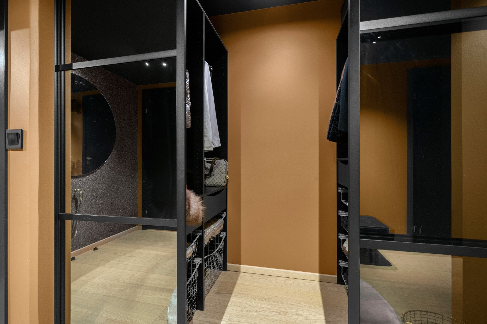 Garderoben i entréen. Galleribilde