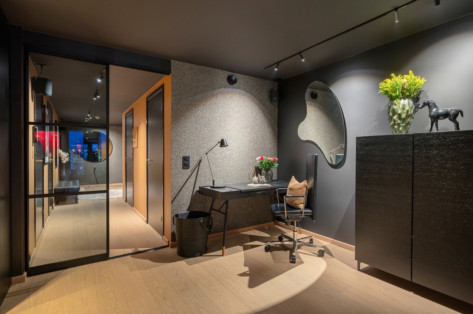 Kontorplass ved utgangen fra stuen til entréen. Galleribilde