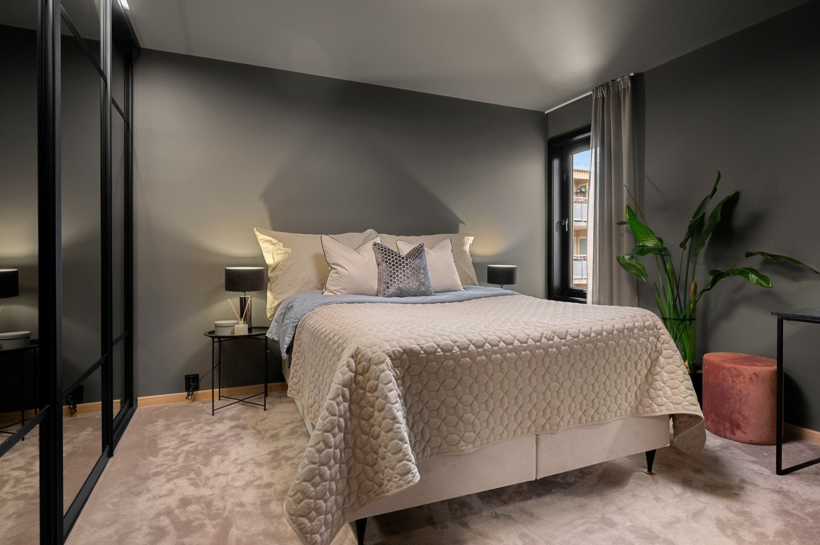 Hovedsoverommet er på hele 13,5 kvm. En romslig skyvedørsgarderobe med speil og plass til en King Size bed. Galleribilde