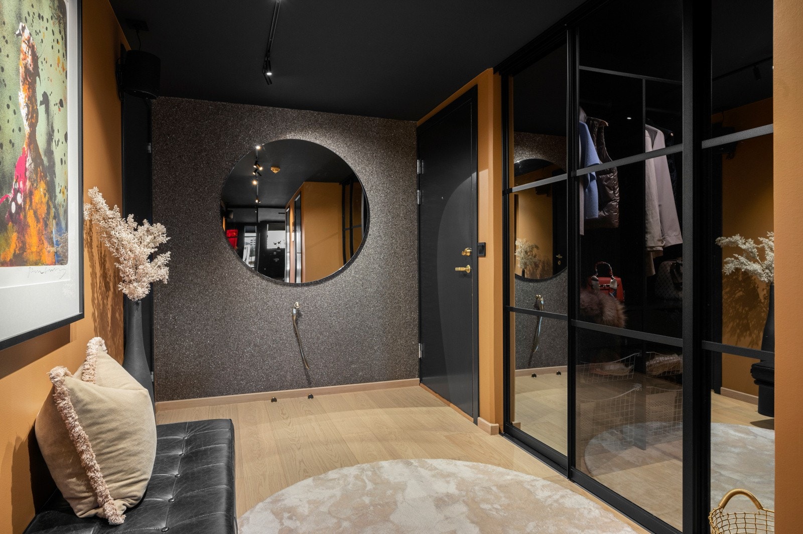 Entré med en romslig skyvedørsgarderobe med speildører og elegant belysning. Galleribilde