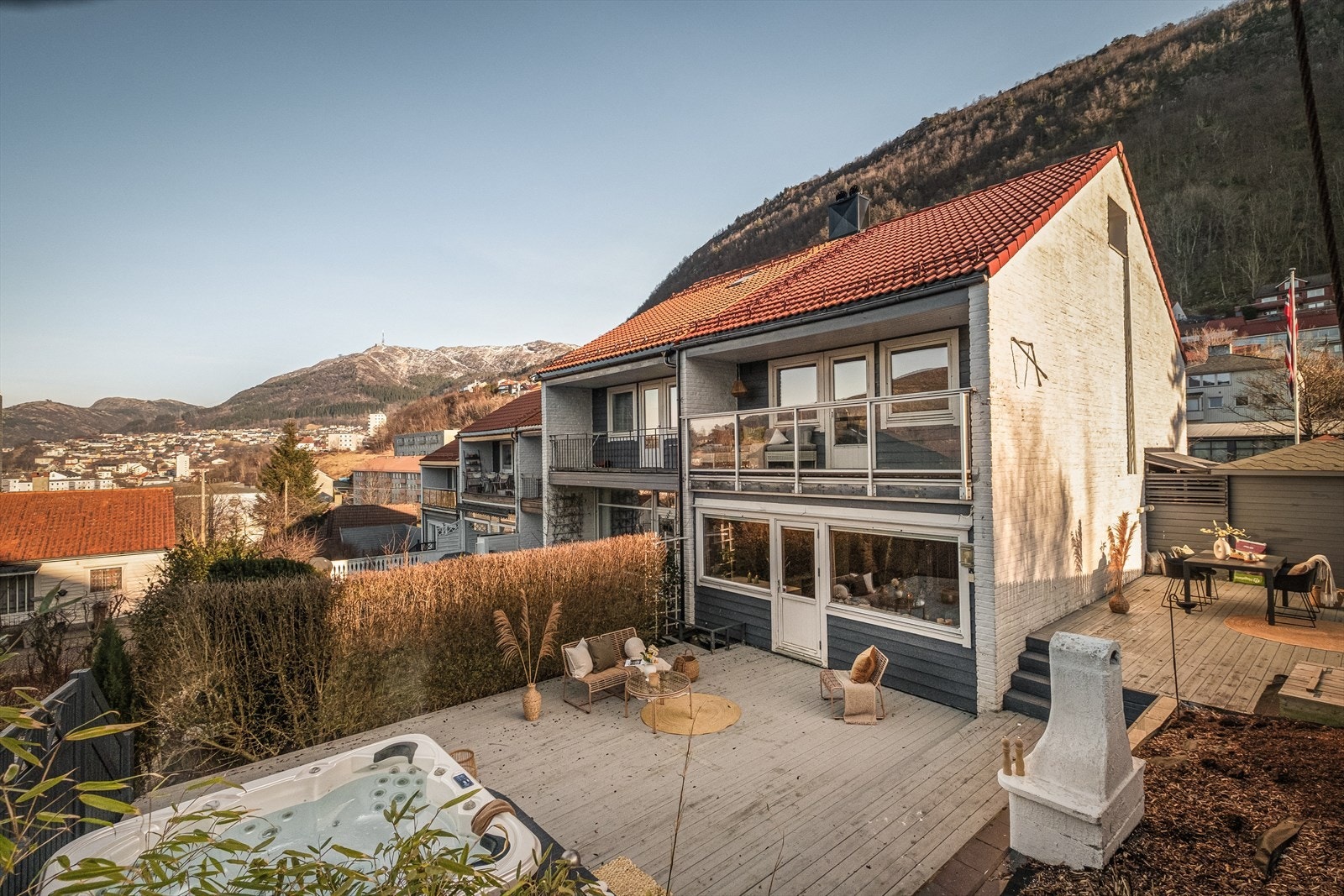 Vestvendt terrasse på 98 kvm med gode solforhold og utsikt mot Løvstakken. Galleribilde