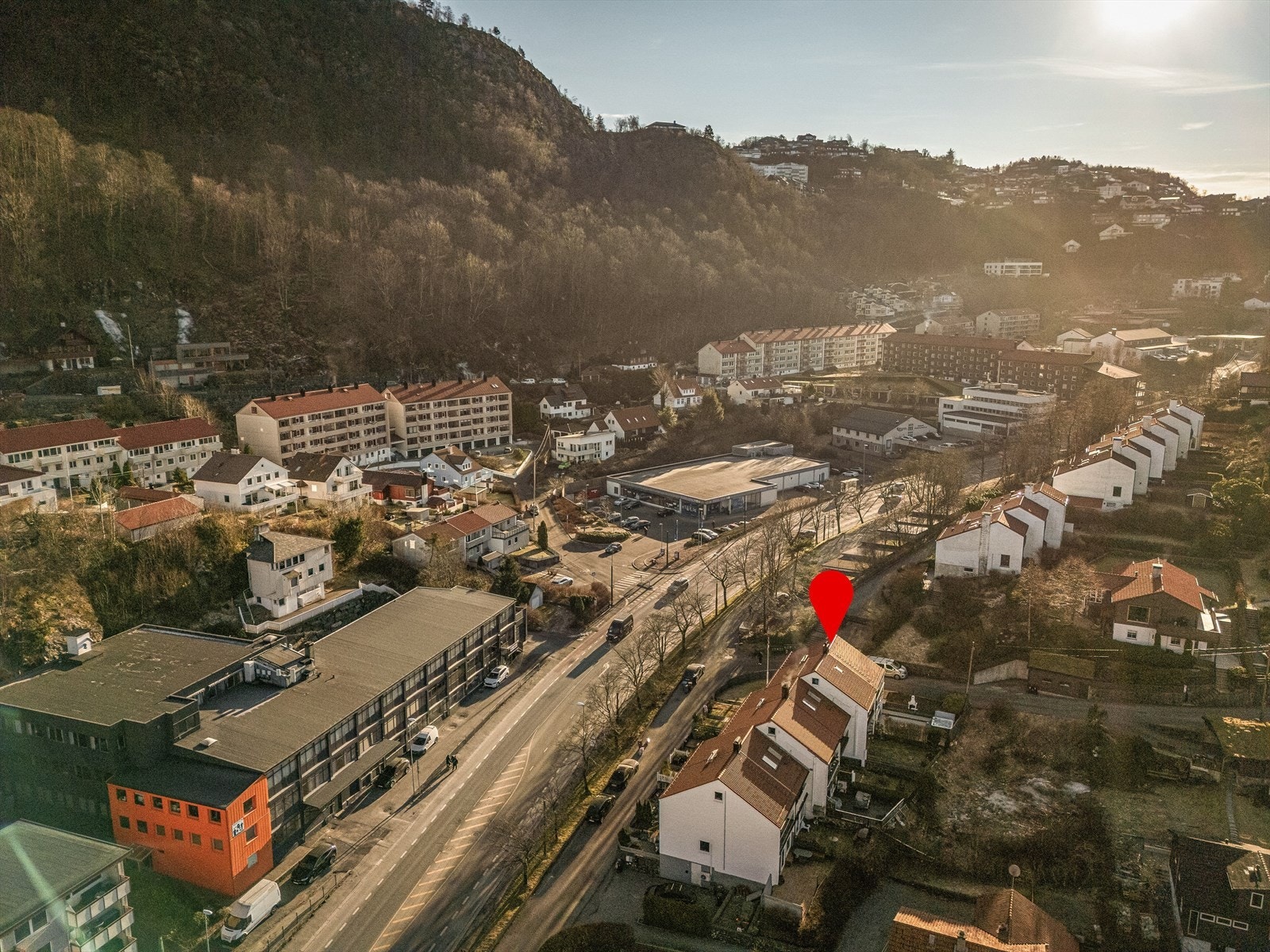 2 min til buss og Rema1000-butikk i Nattlandsveien. Galleribilde