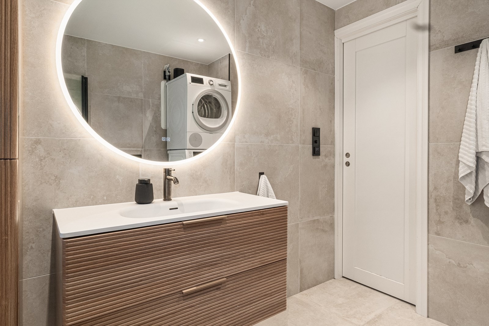 Lekkert helfliset bad/wc/vaskerom. Nytt i 2024. Galleribilde