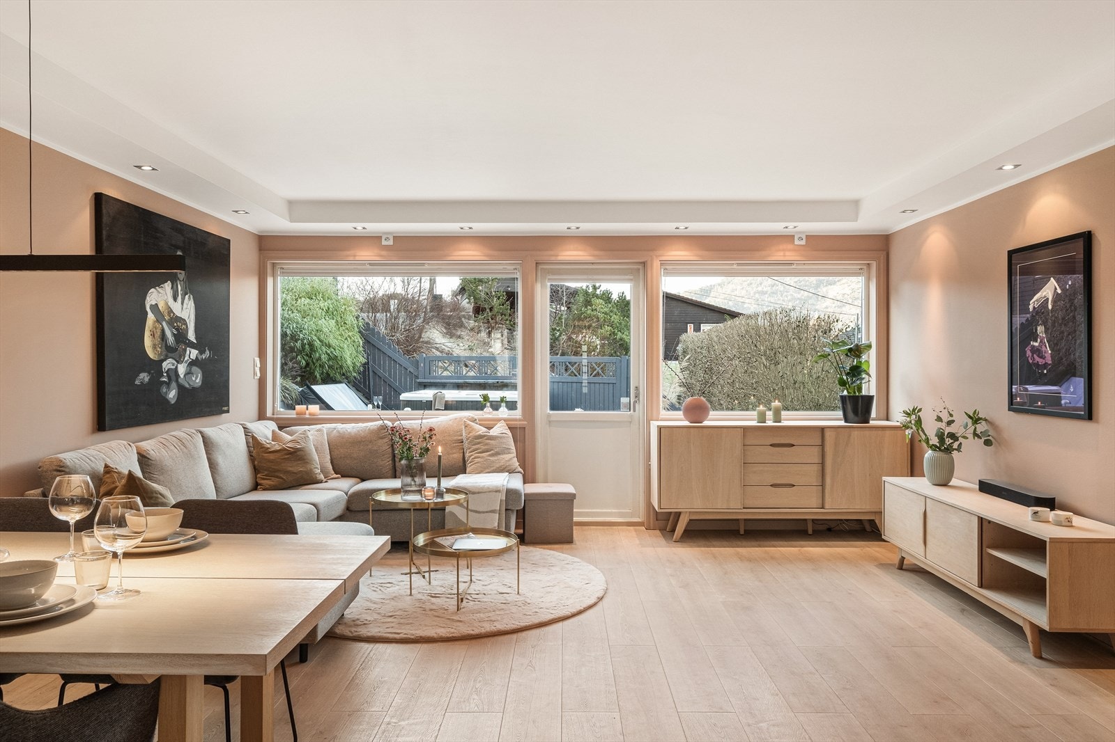 Stue med god plass til sofa og spisebord. Galleribilde