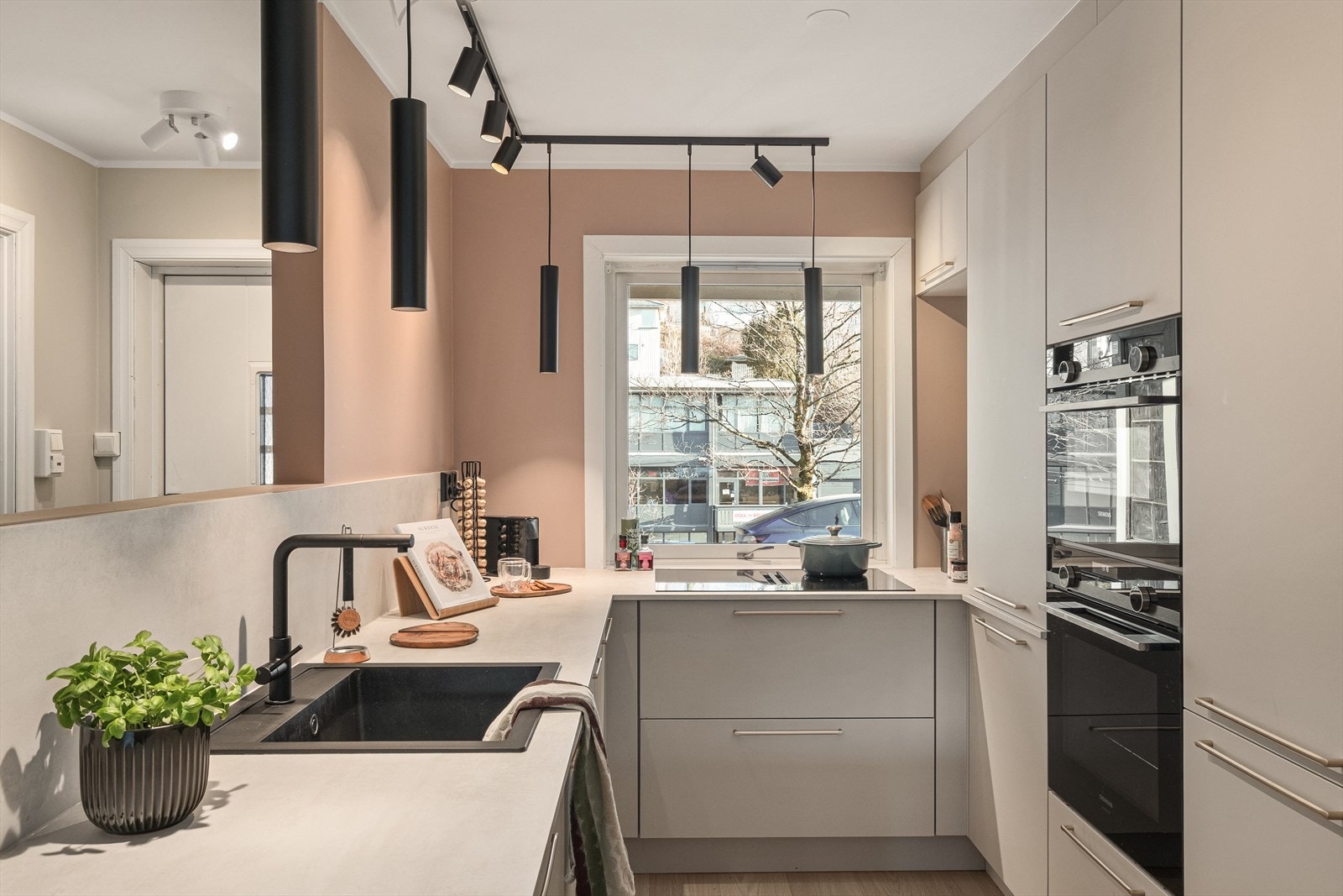 Kjøkken med innredning fra Bergen kjøkkensenter. Nytt i 2025. Integrert stekeovn, kombi-ovn,, induksjonsplatetopp med ventilator, oppvaskmaskin, kjøleskap/frys og vinskap. Galleribilde