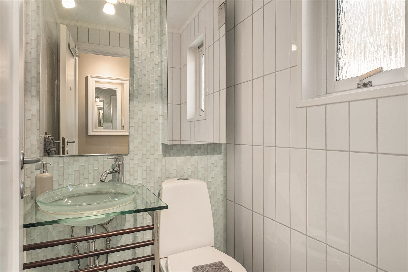 Gjestetoalett i forbindelse med inngangsparti. Galleribilde