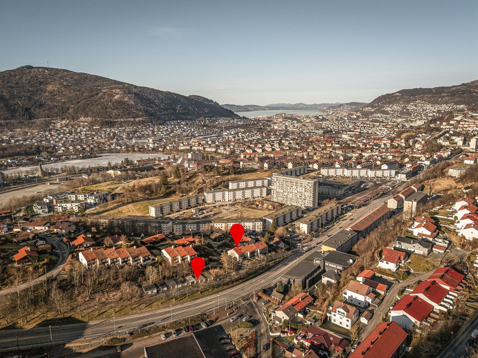 Det er enkel tilkomst via gangsti til Bergenshallen og videre til Sletten Shoppingsenter med bybanestopp
. Galleribilde
