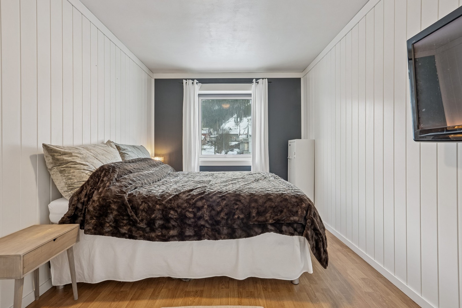 Leiligheten byr på et romslig soverom. Galleribilde