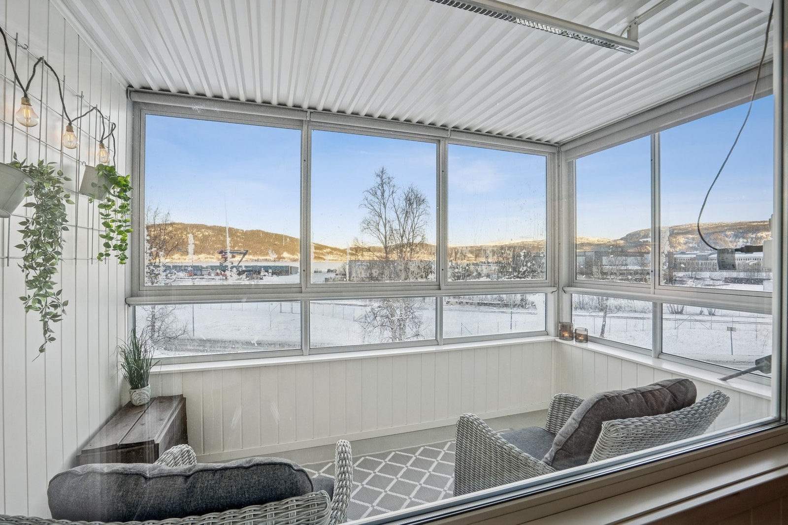 Balkongen er innglasset og fint innredet. Galleribilde