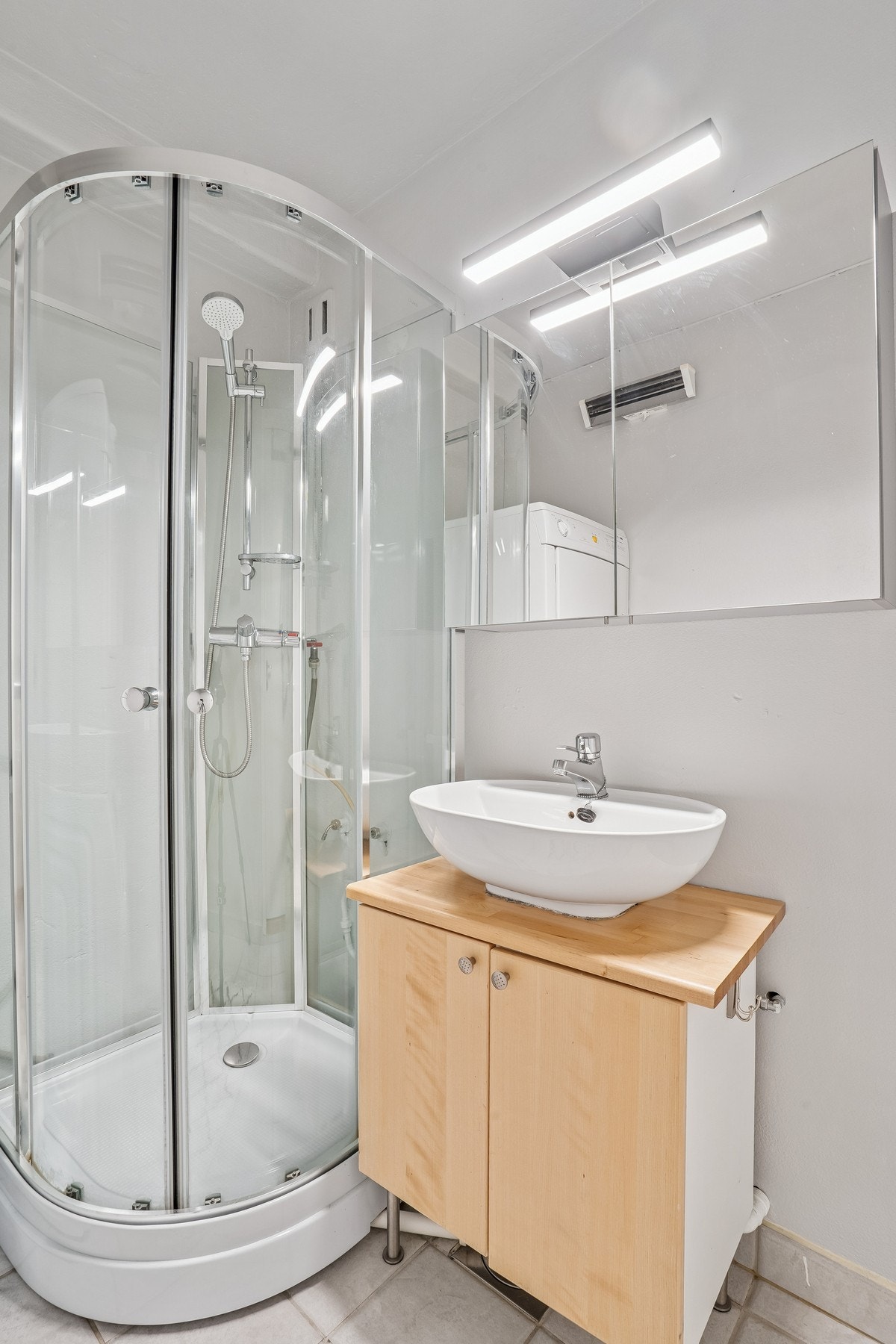 Bad med toalettrom vegg- i vegg. Galleribilde