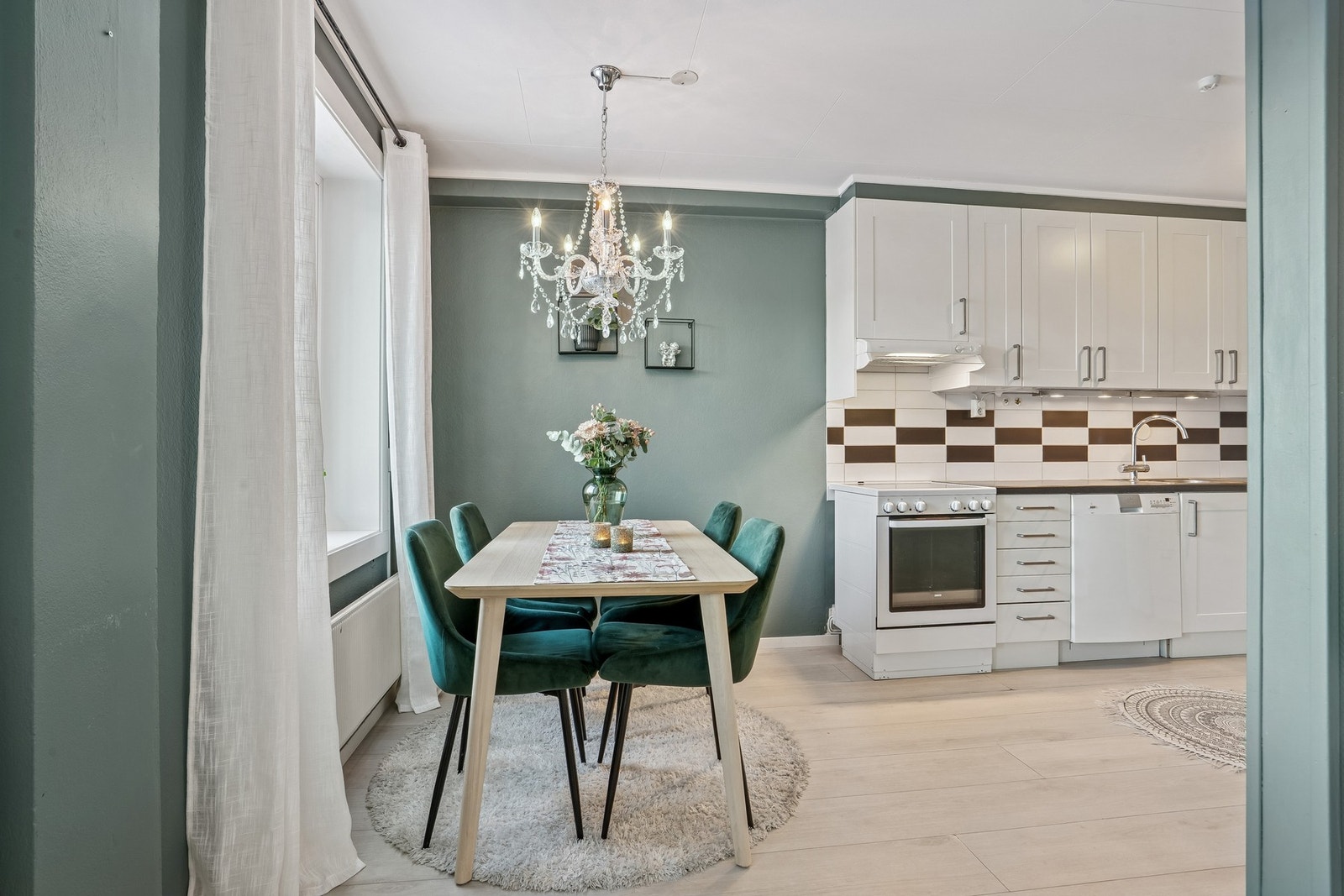 Fin plass for spiseplass ved kjøkkenet. Galleribilde