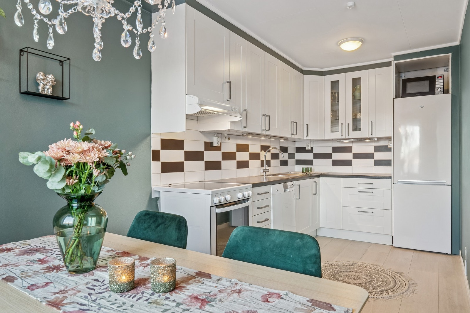 Tidløs kjøkkeninnredning med hvitevarer. Galleribilde