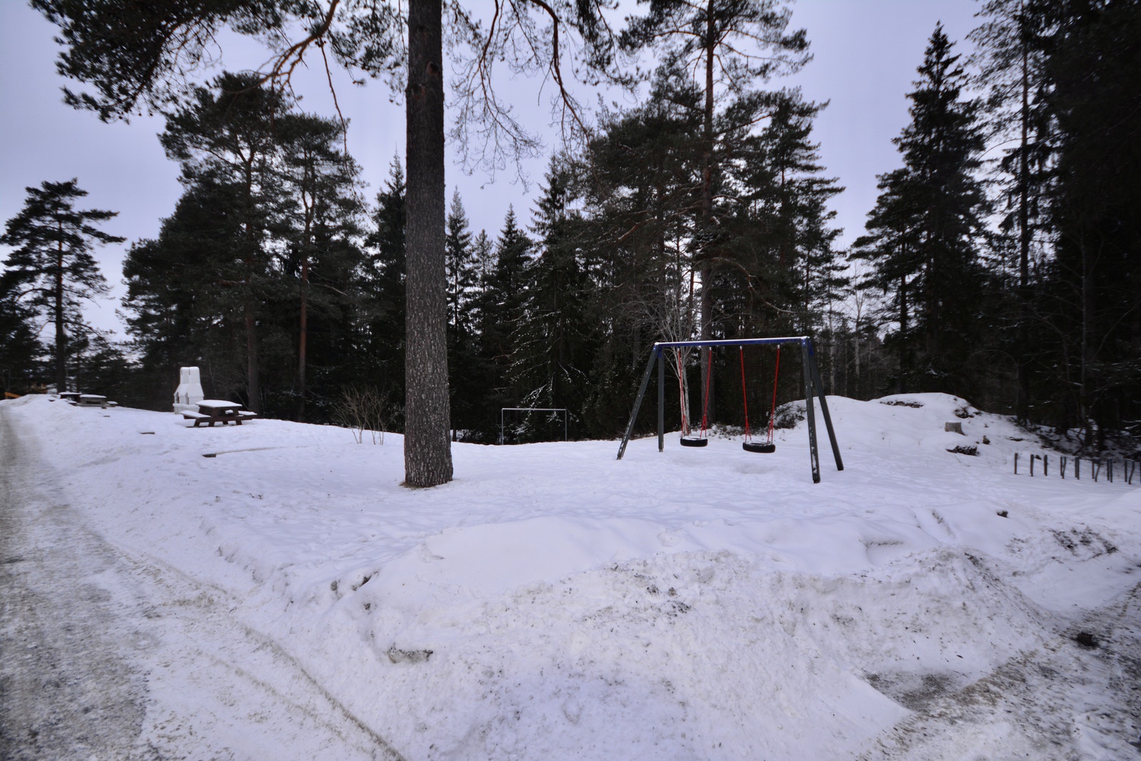 Fine områder utenfor med lekeplass Galleribilde