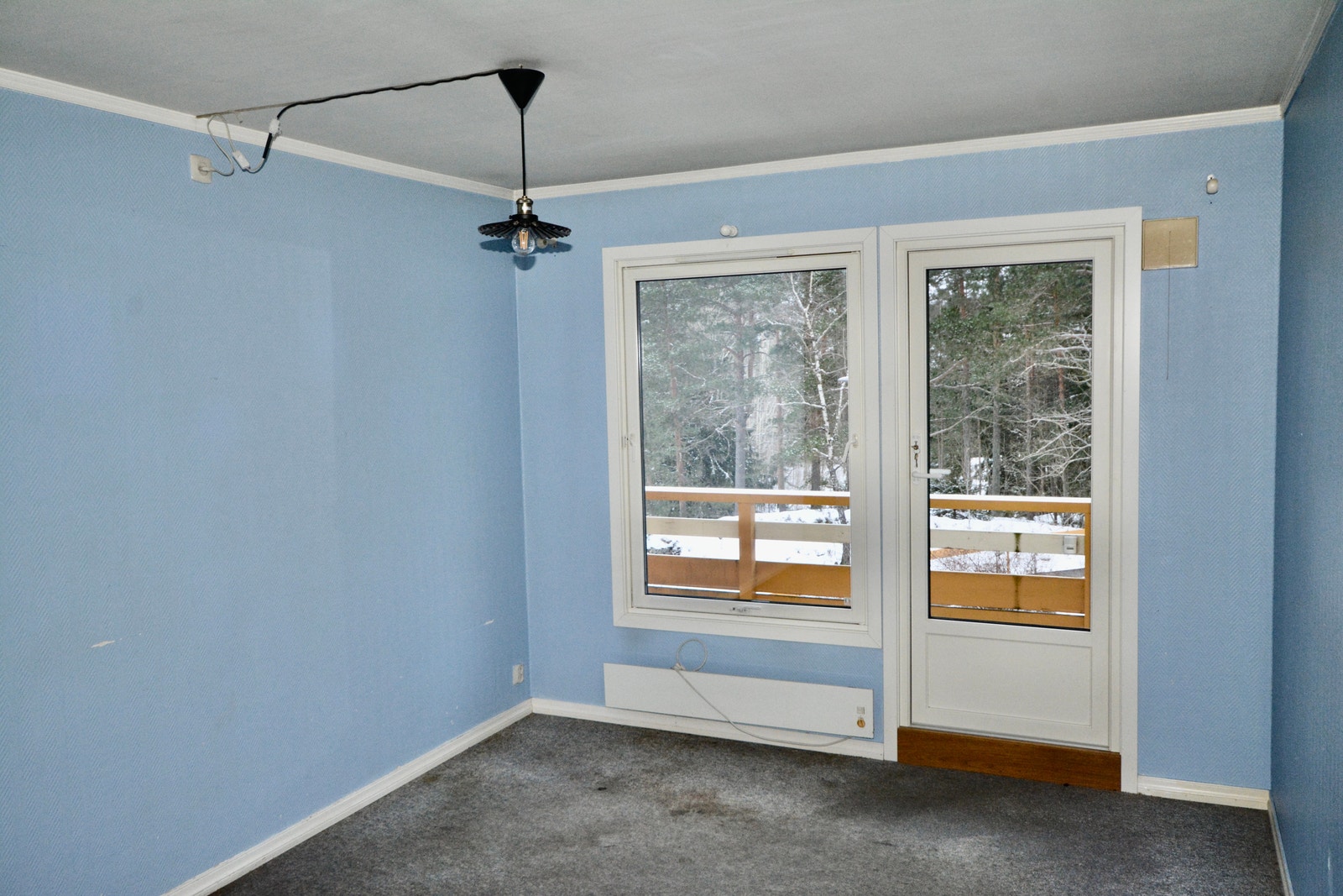 kjøkken/spiseplass med utgang nordøstvendt terrasse. Galleribilde