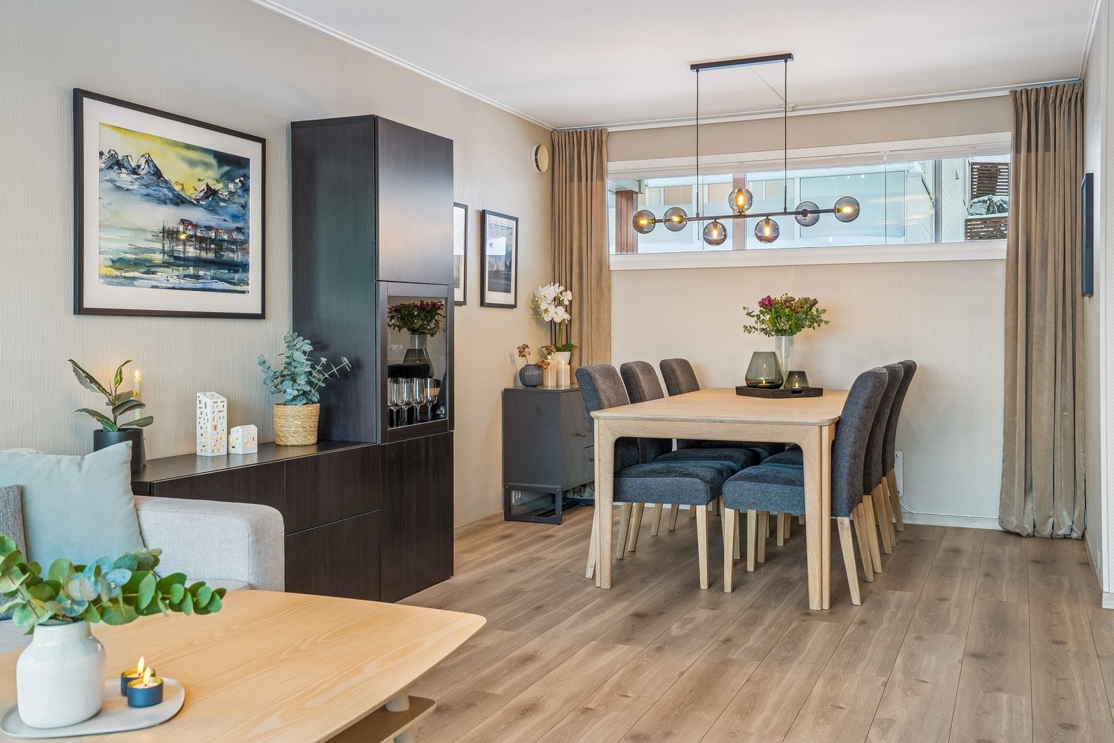 Her er det god plass til et stort spisebord - et naturlig samlingspunkt for både hverdag og selskap Galleribilde