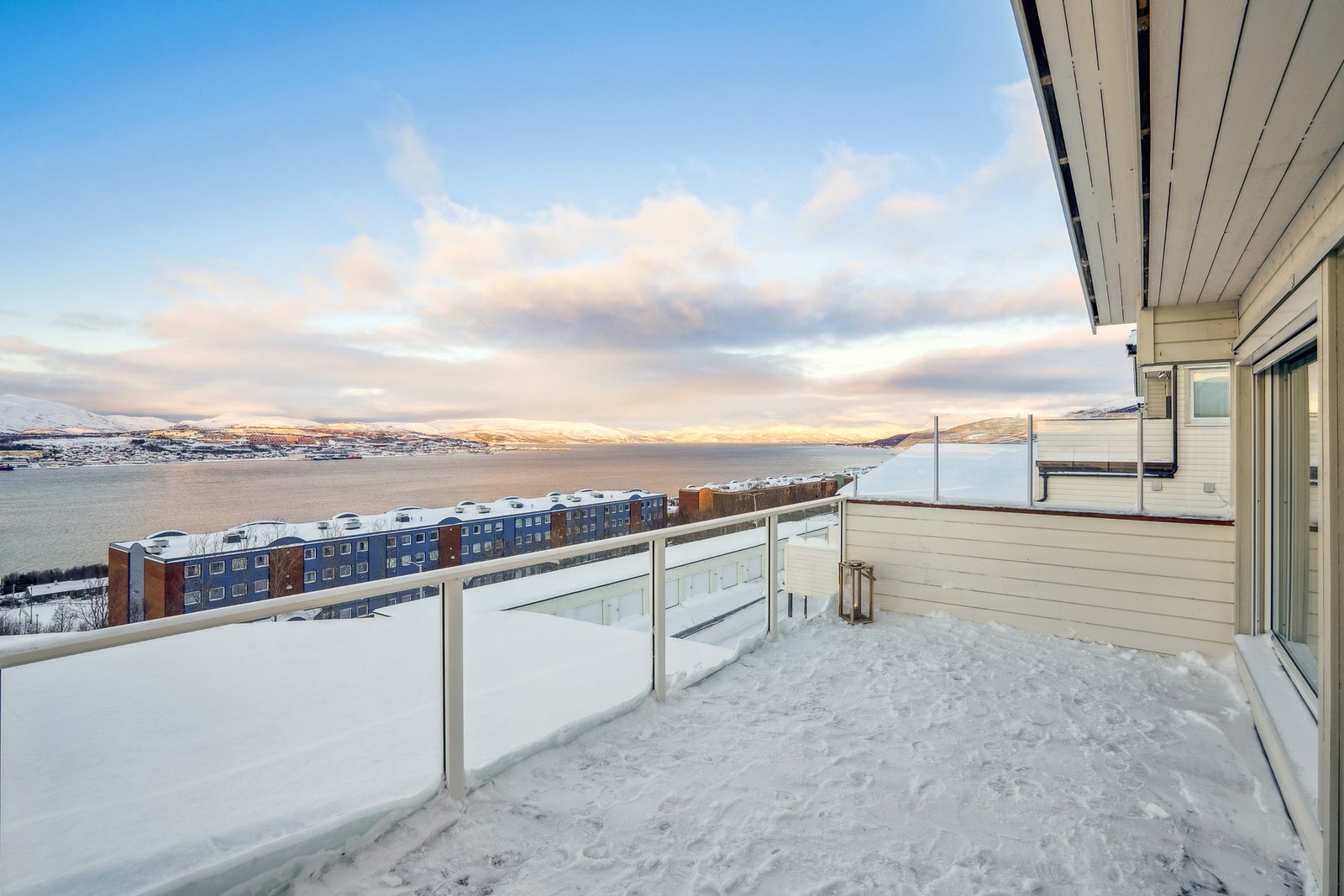 Det er rikelig plass til både hagemøbler og grill - et herlig uteområde for lange, fine dager Galleribilde