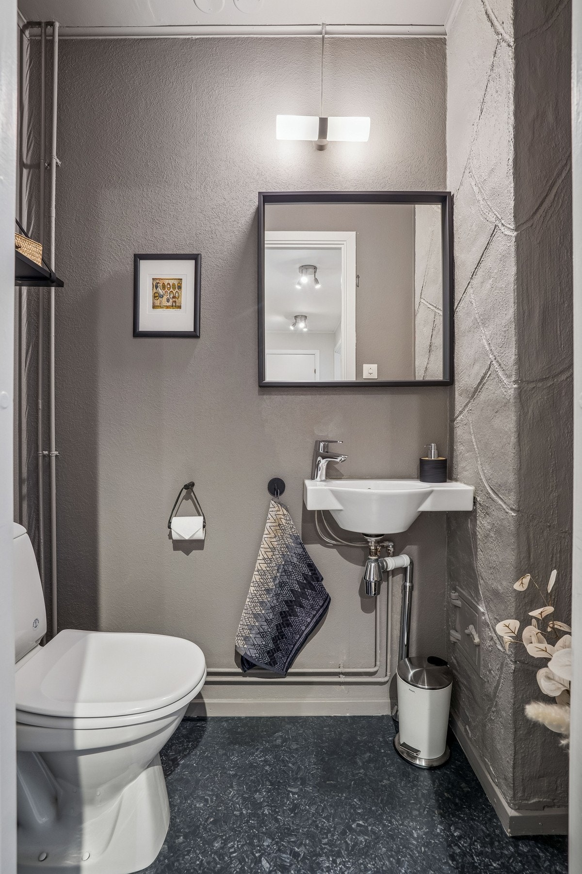 Separat toalettrom, er praktisk i en hektisk hverdag. Galleribilde