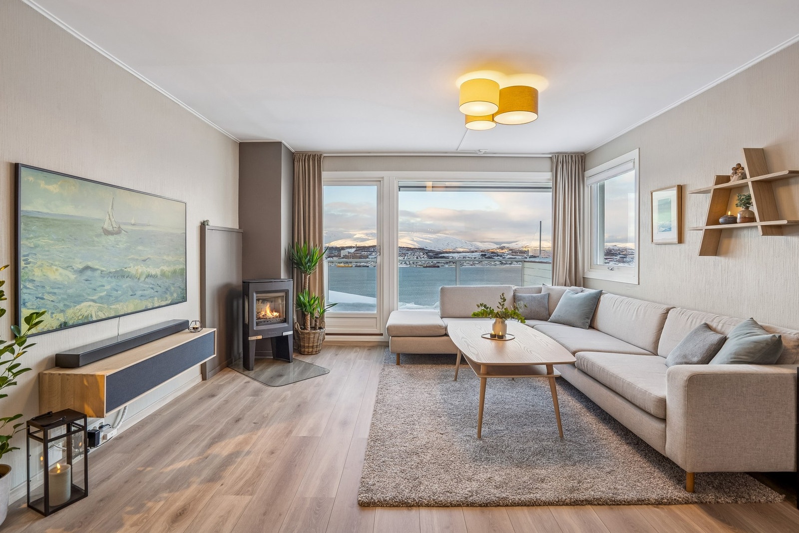 Stuen byr på mange gode møbleringsmuligheter. Galleribilde