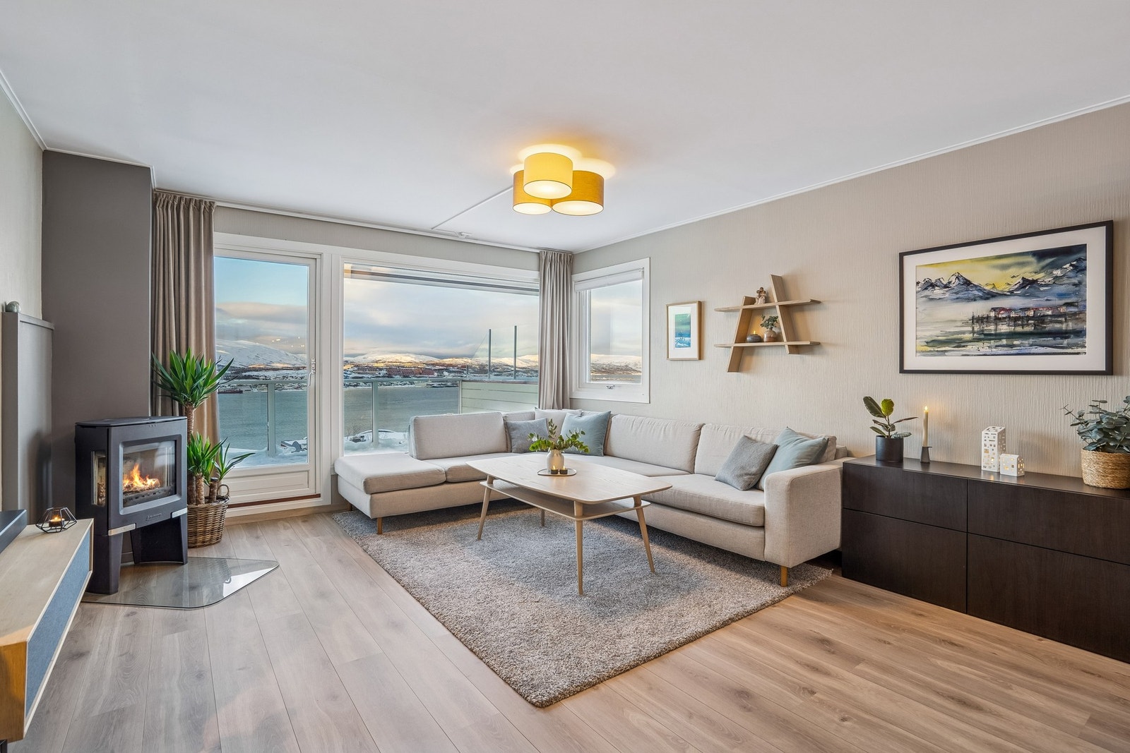 Romslig stue med store vindusflater, som slipper inn rikelig med dagslys Galleribilde