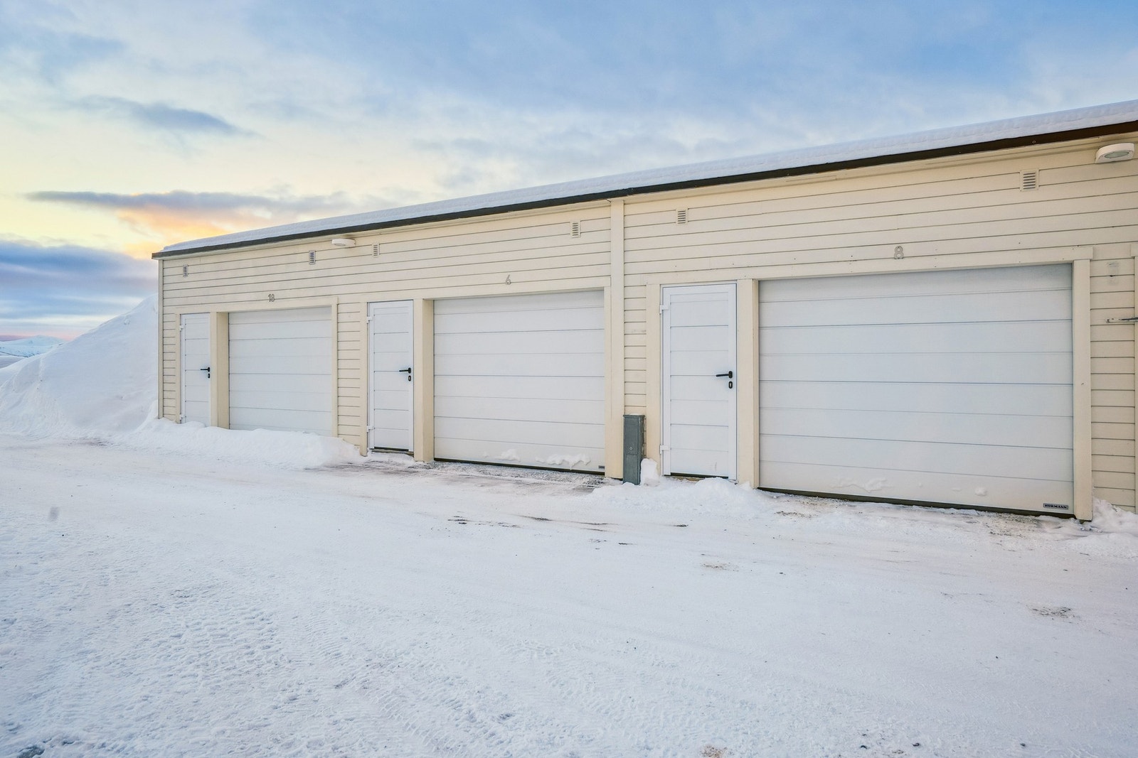 Det medfølger egen garasje i rekke. Galleribilde