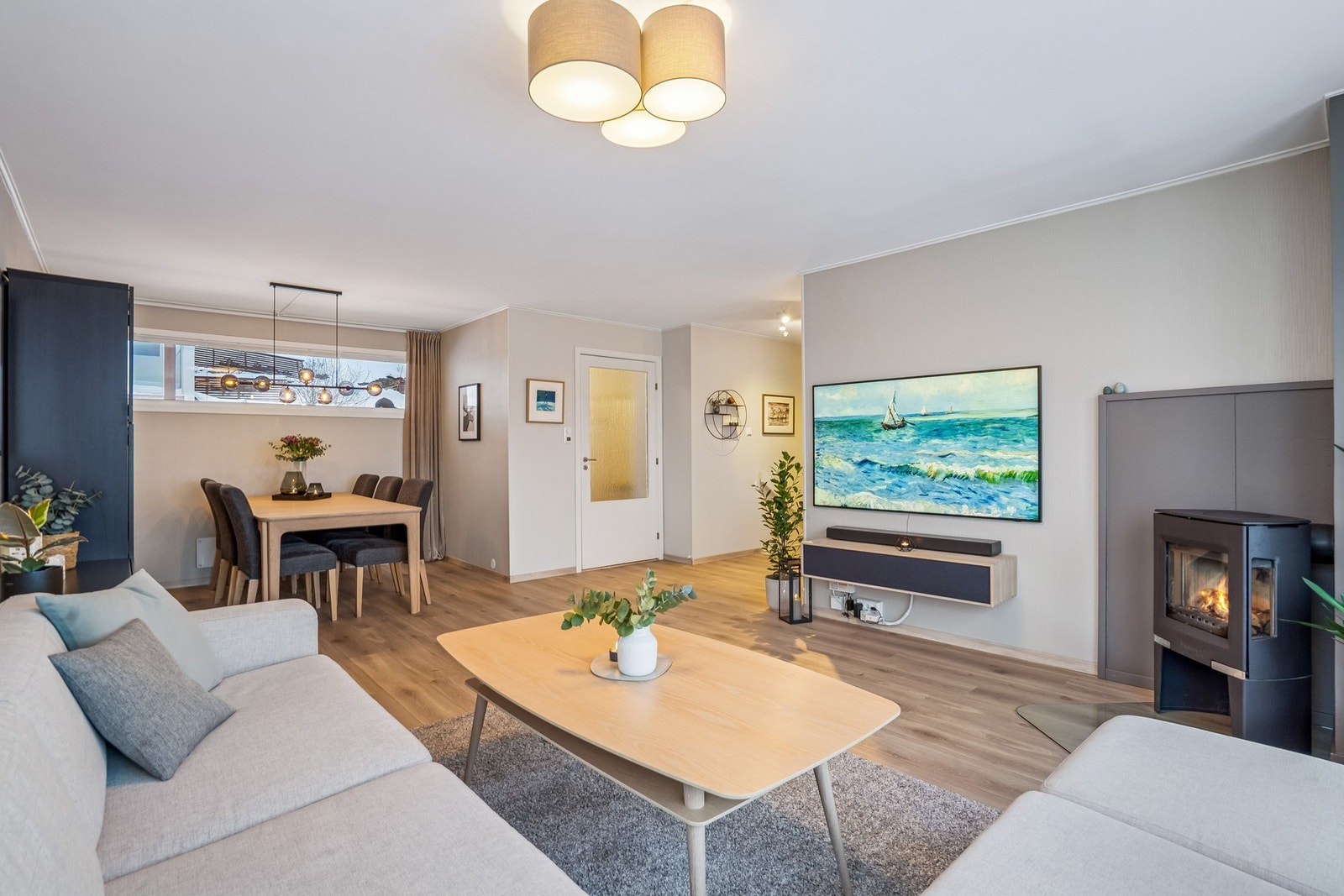 Stilren vedovn, som skaper både varme og en hyggelig atmosfære i rommet Galleribilde