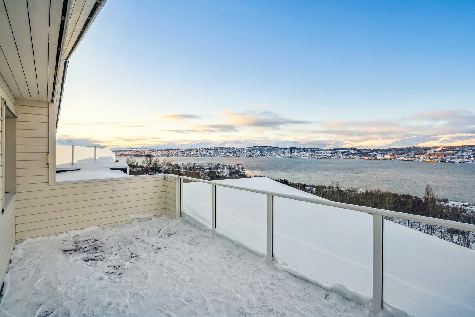 Her får du vidstrakt panoramautsikt over Tromsøysundet og den majestetiske innseilingen fra nord. Galleribilde