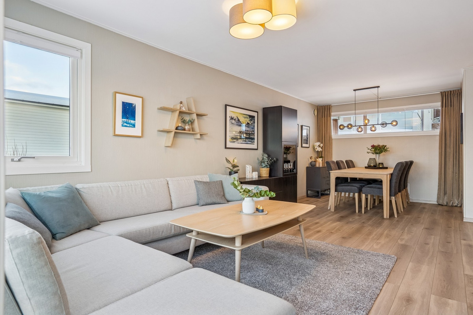 Stuen har en egen sone for spisestuen. Galleribilde