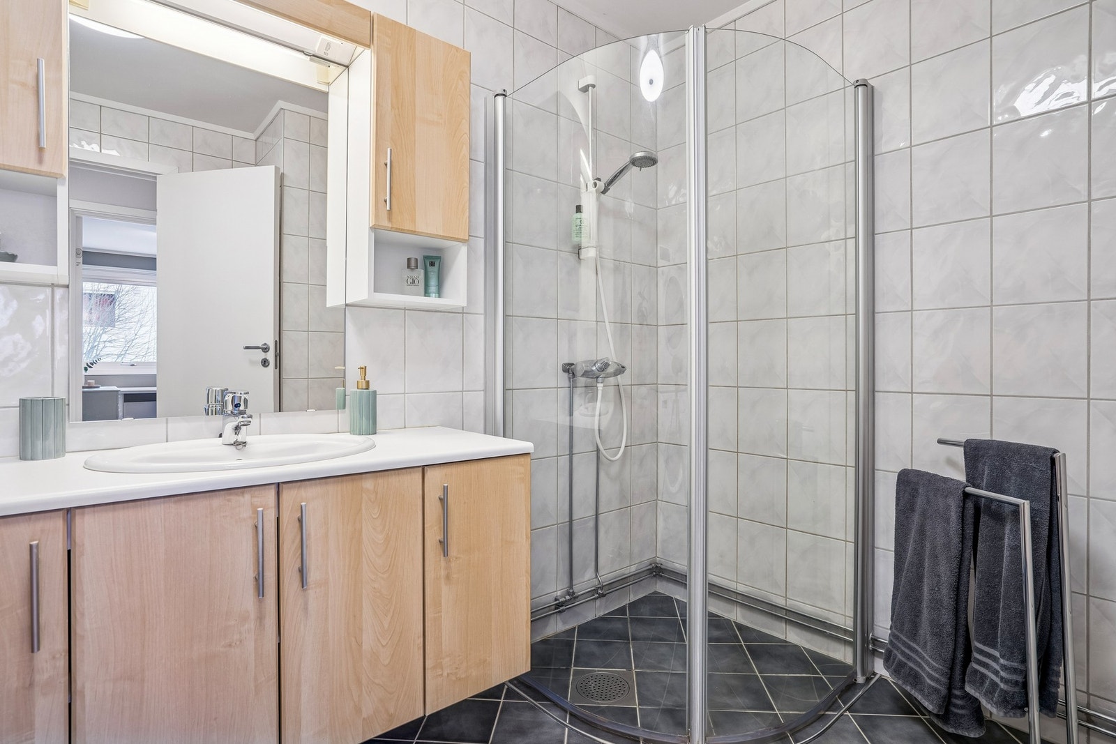 Badet er komplett flislagt Galleribilde