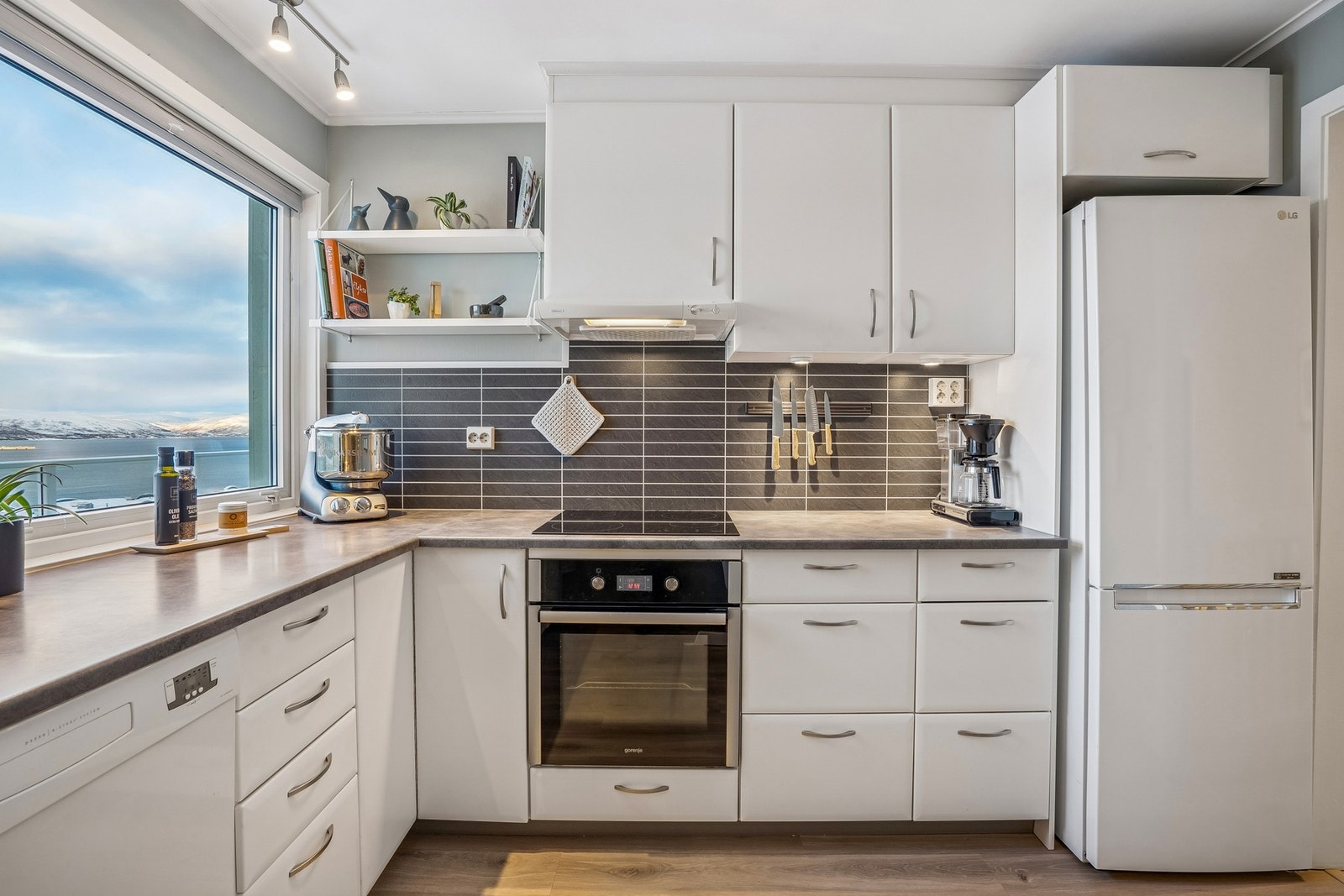 Rikelig med både skap- og benkeplass Galleribilde