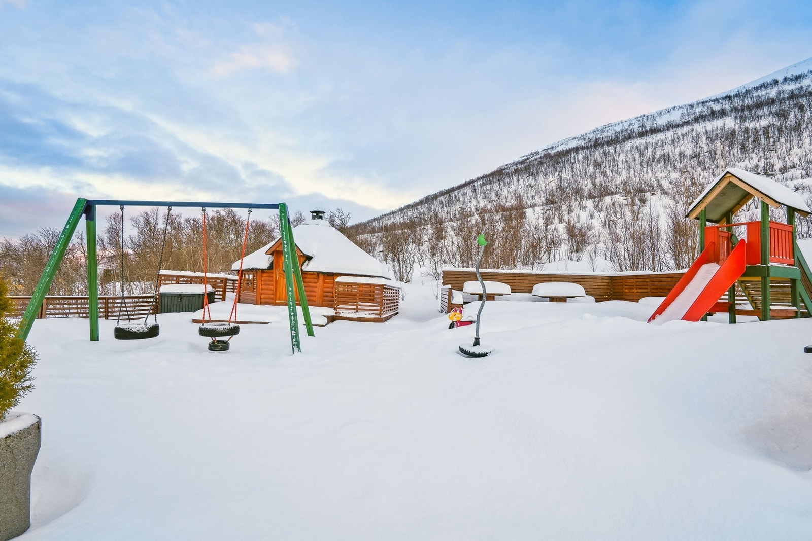 Her er det lekeplasser og friområder i skjønn forening, som er en trivelig samlingsplass for både store og små i nærområdet. Galleribilde