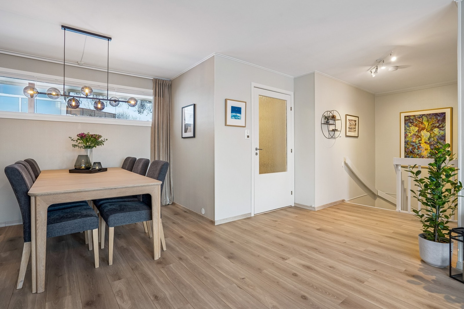 Fra stuen er det inngang til kjøkkenet. Galleribilde