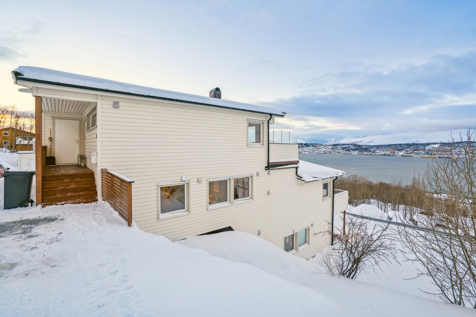 Boligen ligger på en høyde med fantastiske utsiktforhold. Galleribilde